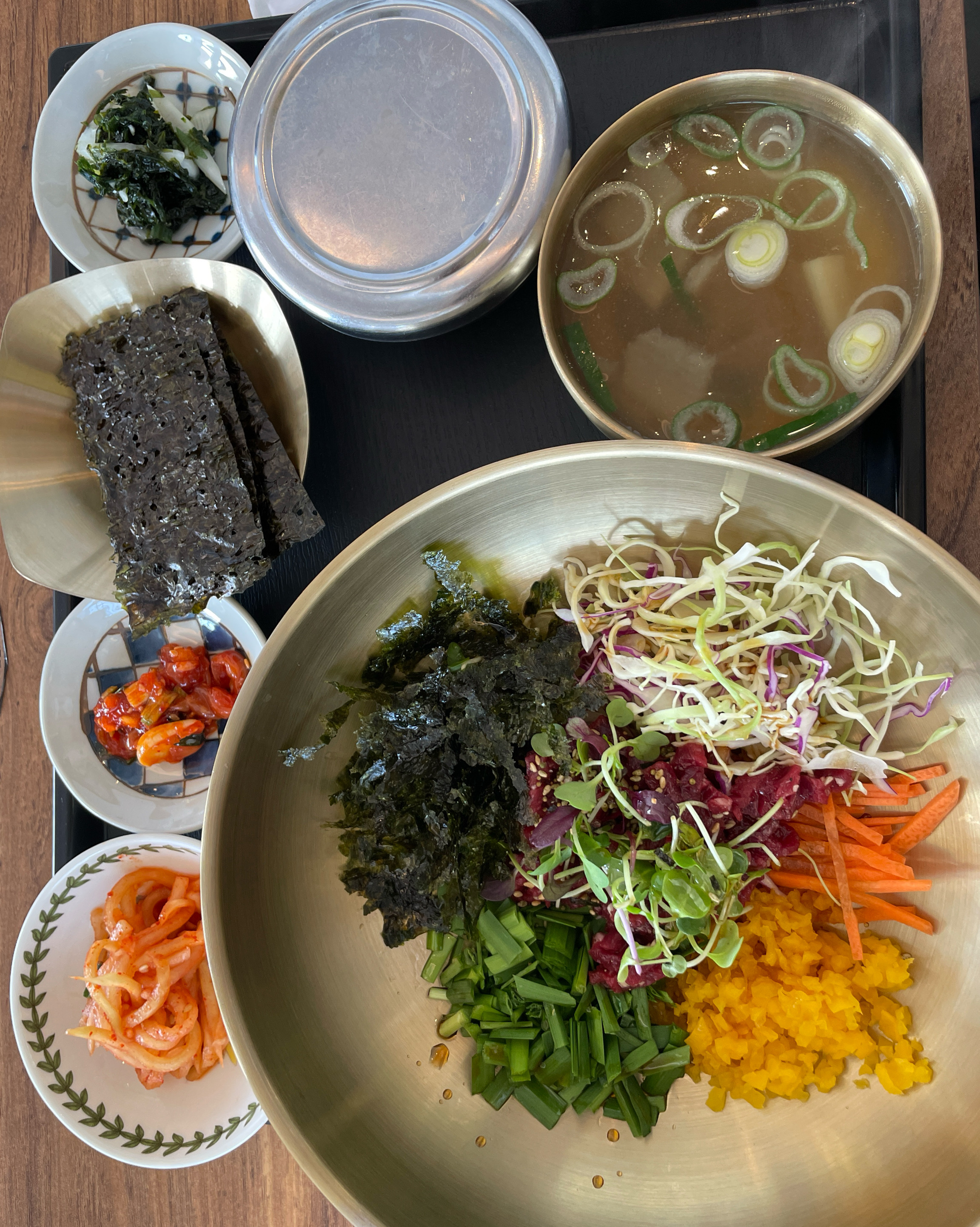 빨간양념 없는 육회비빔밥을 처음 먹어봤는데 되게 정갈하고 깔끔하게 맛있었어요 오픈행사로 싸