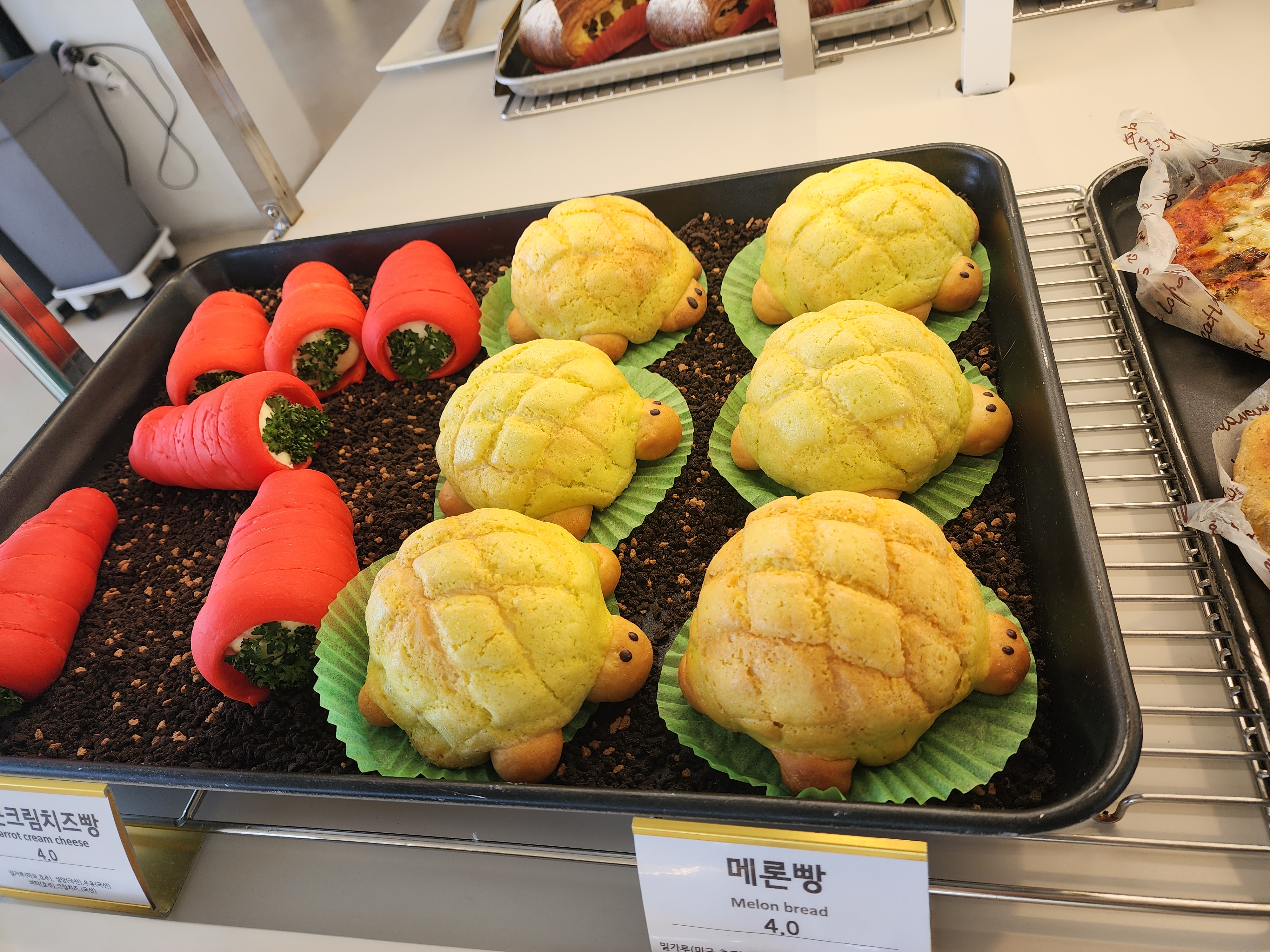 맛있어보이는 빵이 많네요. 쥬스종류 진하고 맛있어요. 위치가 조금 바뀌었더라구요. 샌드