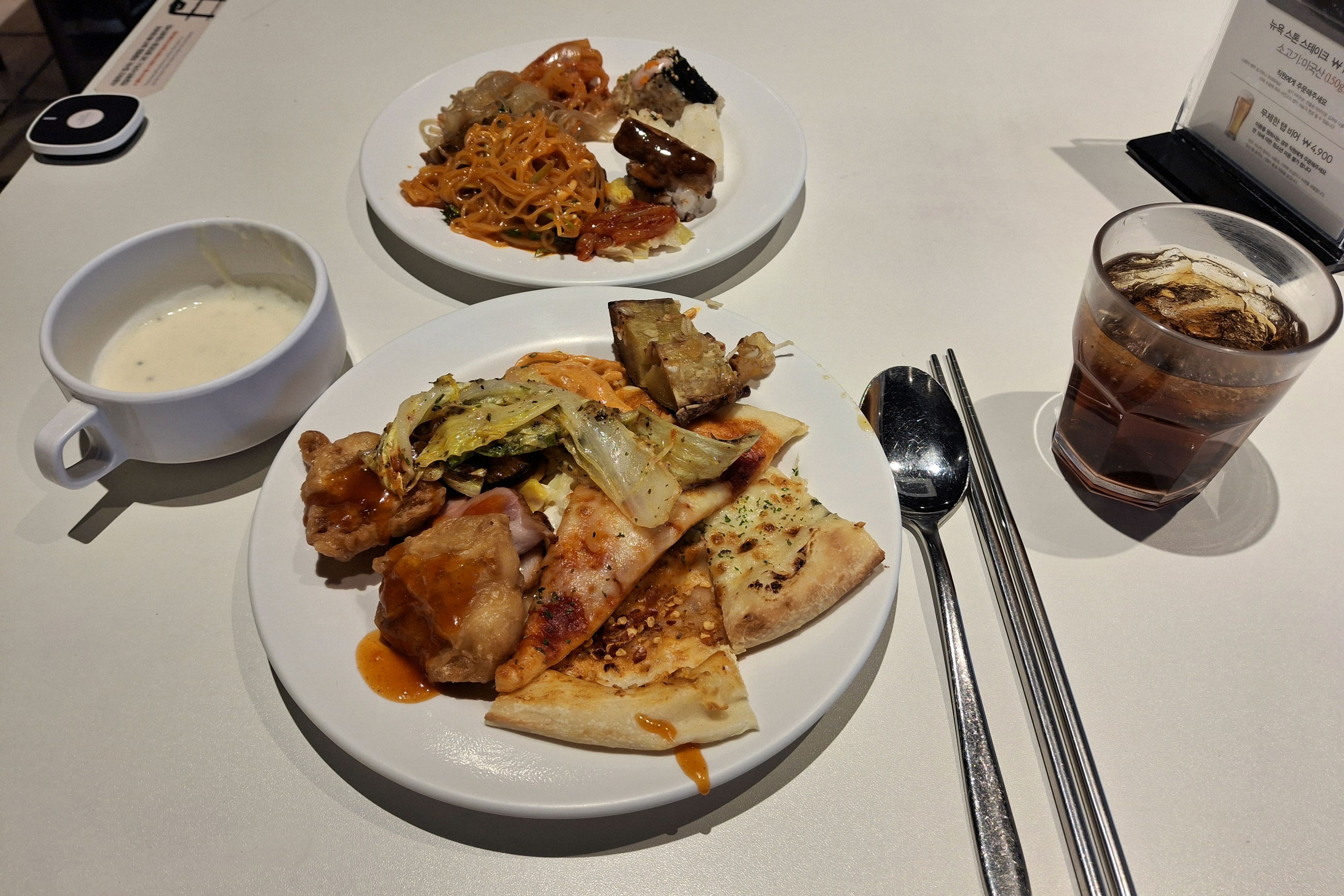 맛있었어요! 딸기시즌이라 딸기 정말 실컷 먹었습니다 ㅋㅋㅋ - 창원 맛집 애슐리퀸즈 뉴코아 창원점