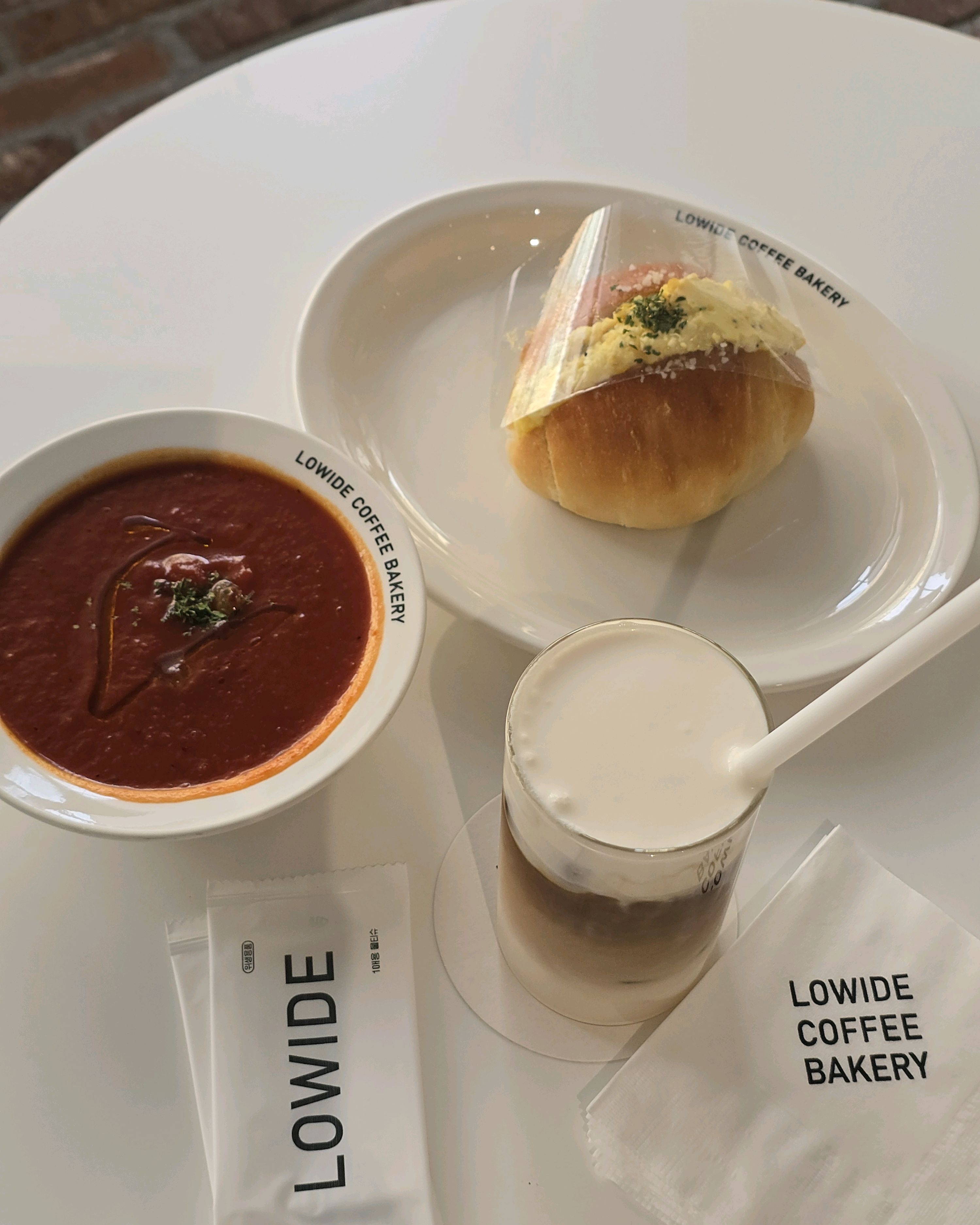 매장이 넓고 개방감이 있어서 좋고 깔끔합니다. 커피도 괜찮구요 빵도 맛있네요. 종류도 많고