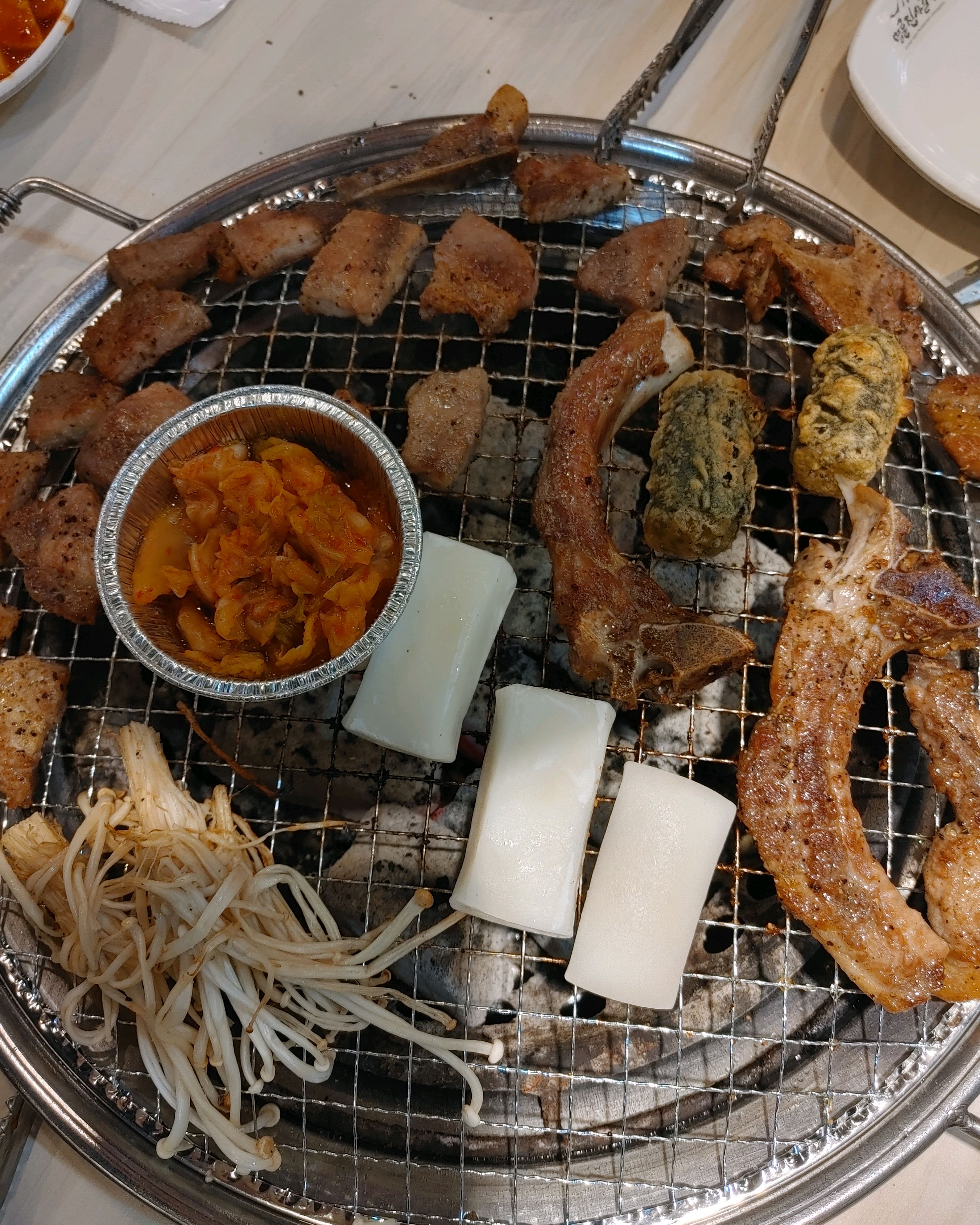 분위기도 좋고, 사장님. 직원분들 다 너무 친절하시고 가족모임으로 가끔오는데 고기 질도