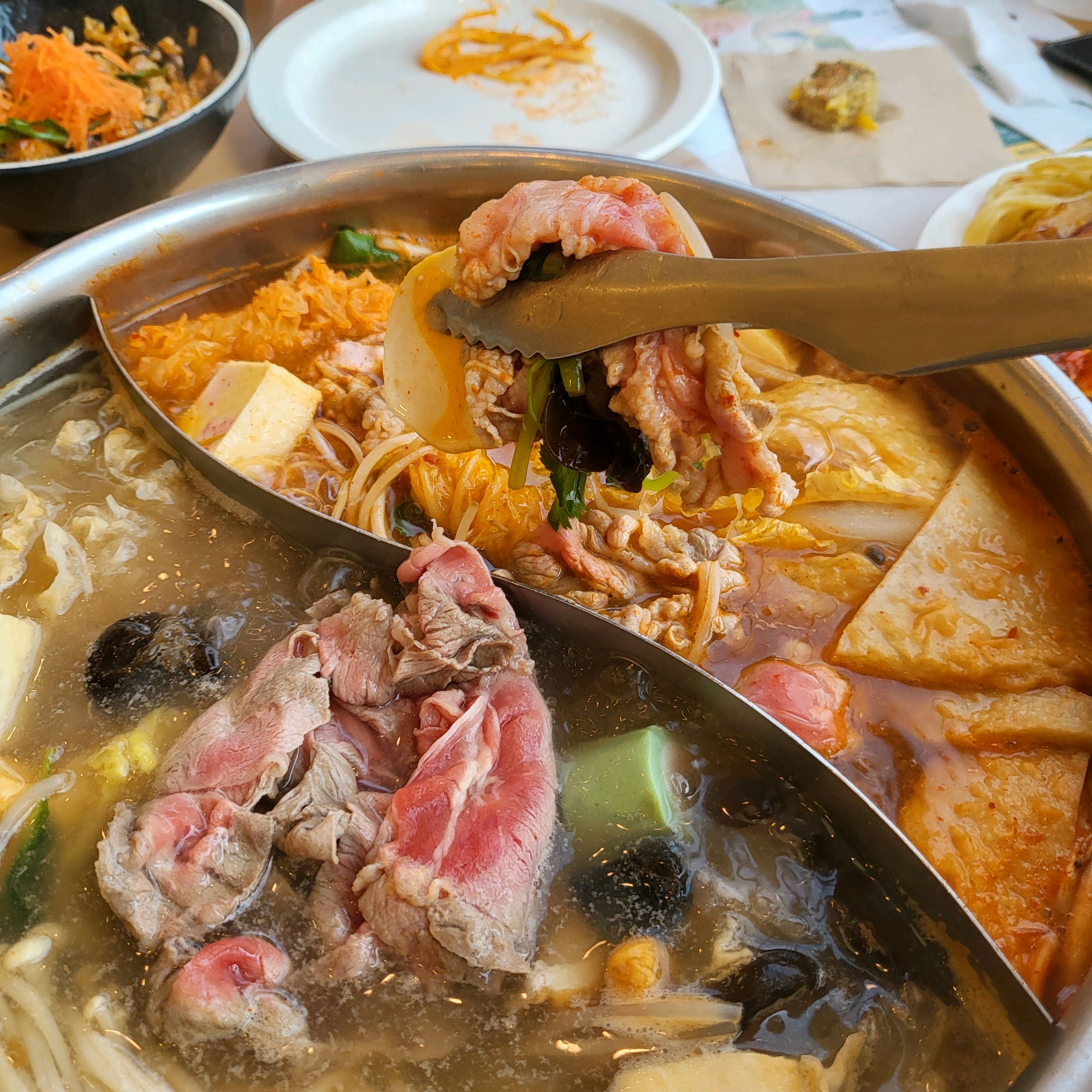처음 가봤는데 직원들 많네요. 맛도 좋고 넓고 요식업 최고 계속 갈수있을 것 같습니다. 삼