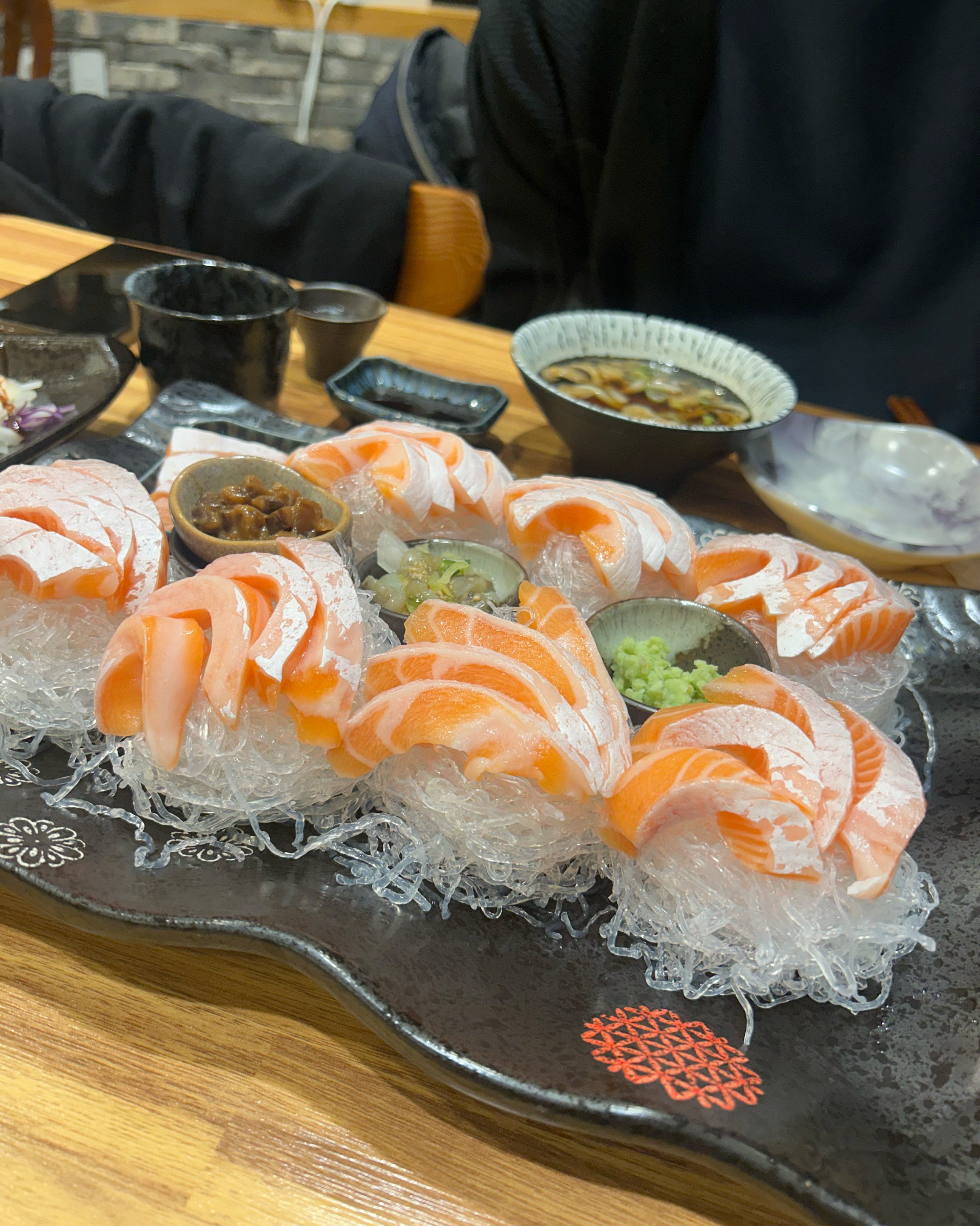 너무 맛있습니다. 연어 먹고싶을때마다 여기 와요 저의 단골집입니다. 다 맛있으니 꼭 방문