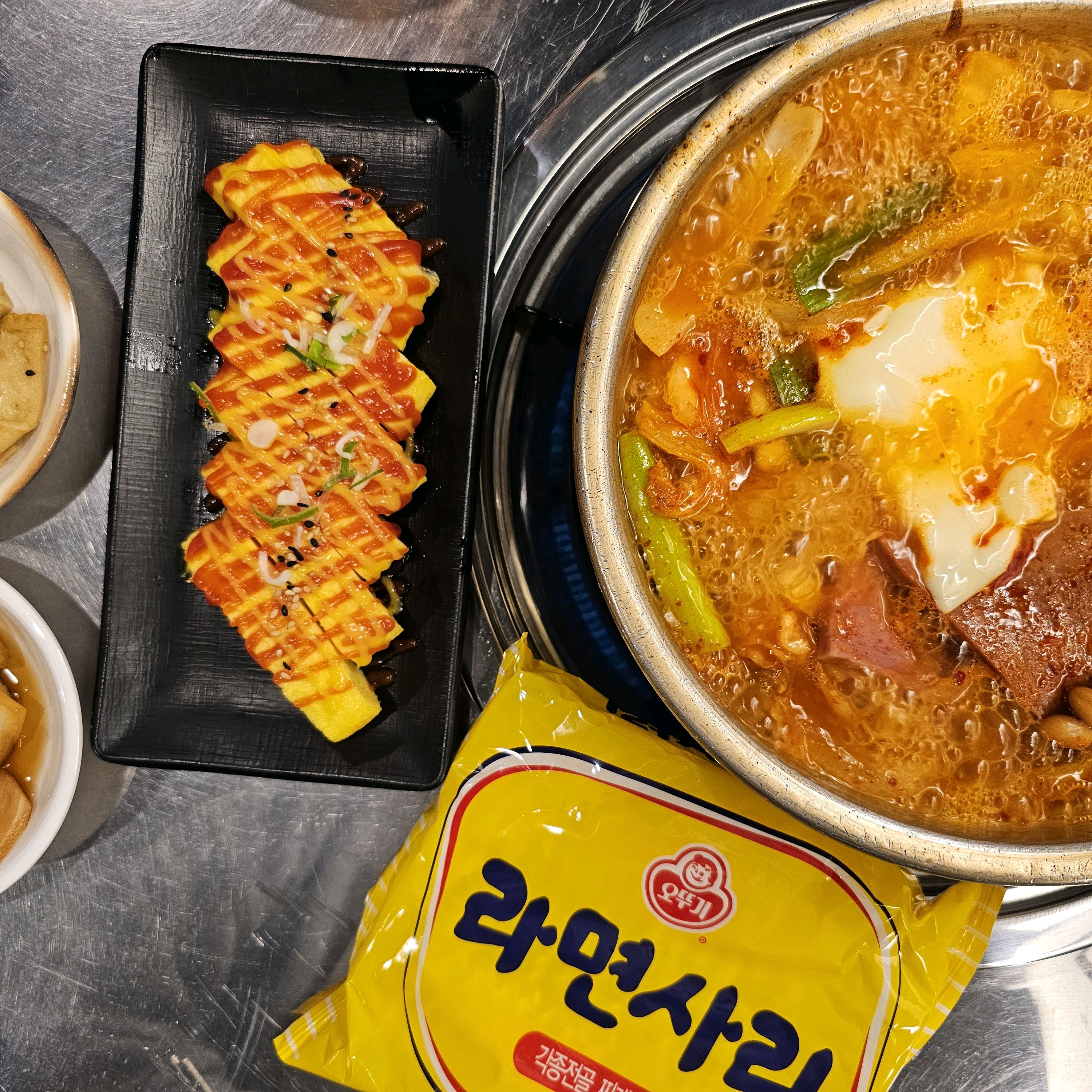 2인 부대김치찌개 세트 주문했고 공기밥2, 달걀말이½, 라면사리 포함 구성이었어요 - 천호동 맛집 삼산회관 천호역점