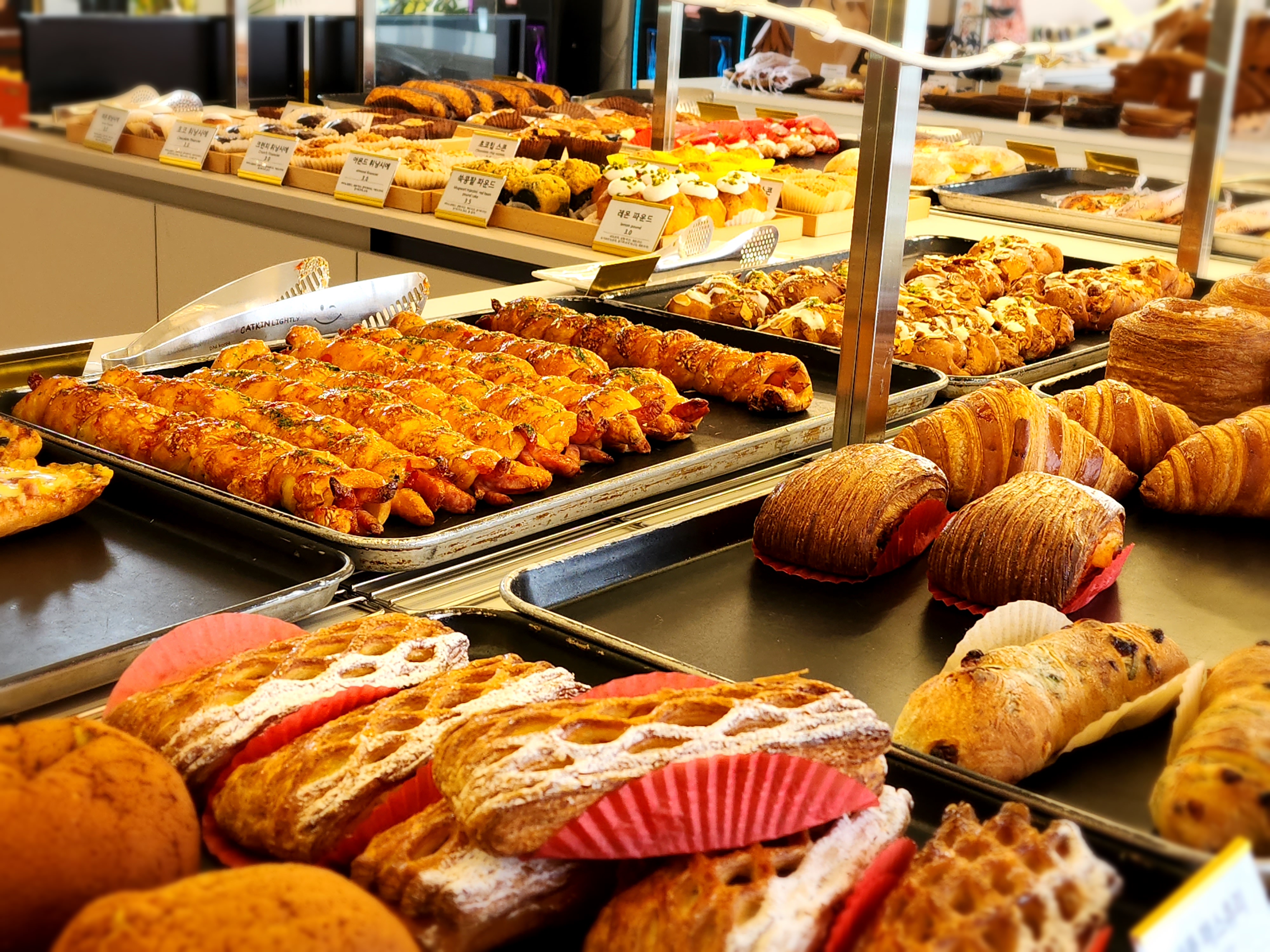 식사하고 날씨가 좋아 차한잔하려고 왔는데 오늘따라 칠리소세지가 넘 맛있게 보이네요. 배