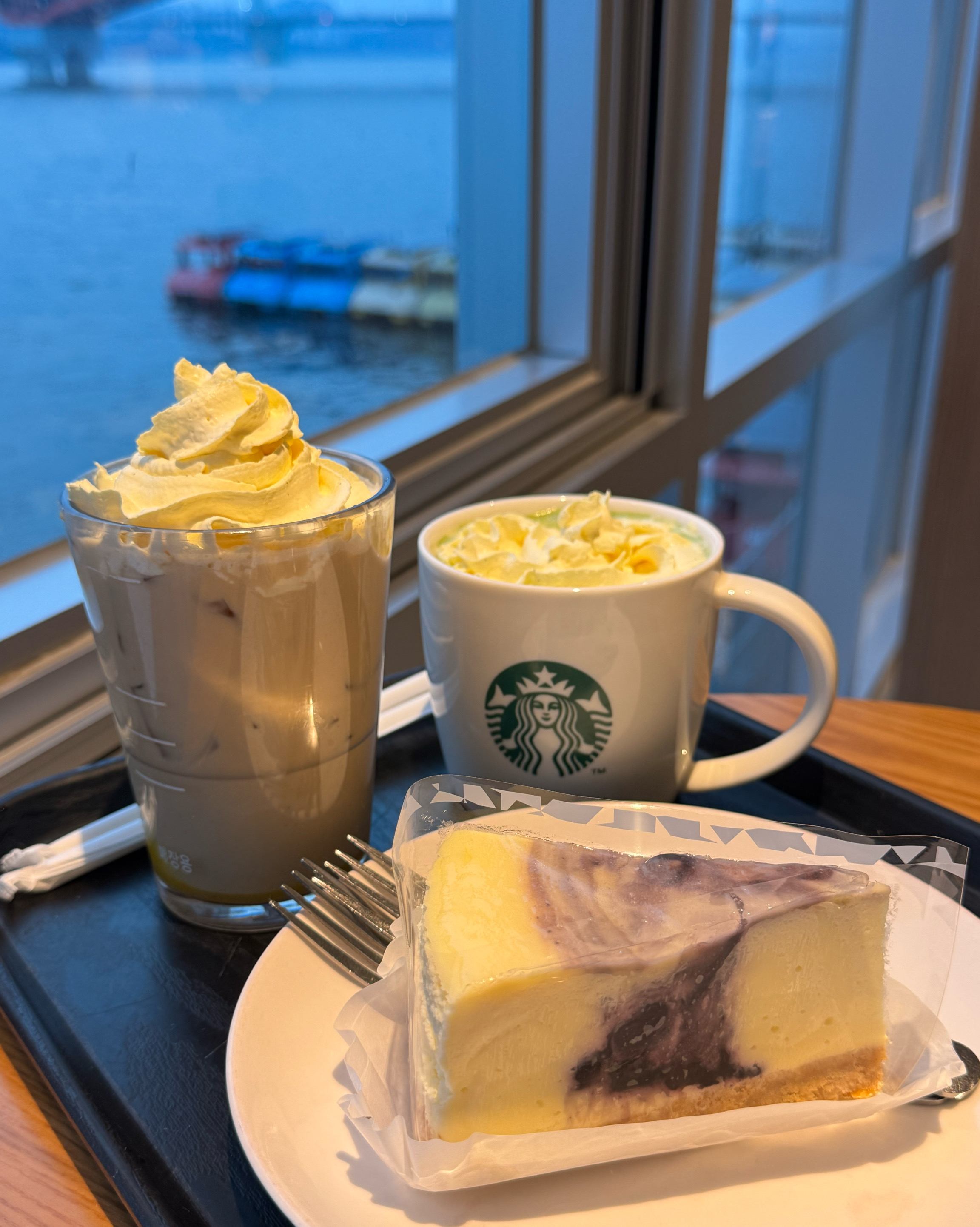뷰가 정말 좋고, 커피도 맛있어요. 케이크까지 완벽해서 디저트와 함께 즐기기 좋습니다. 분