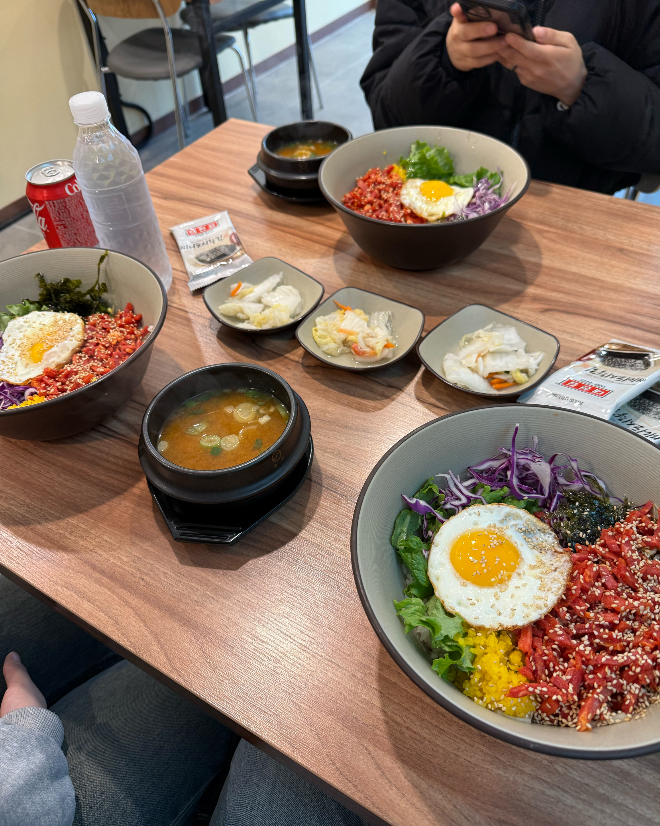 일본인 친구가 육회비빔밥을 먹고 싶어해서 검색해서 와봤는데 양도 적당하고 일본인 친구도 맘