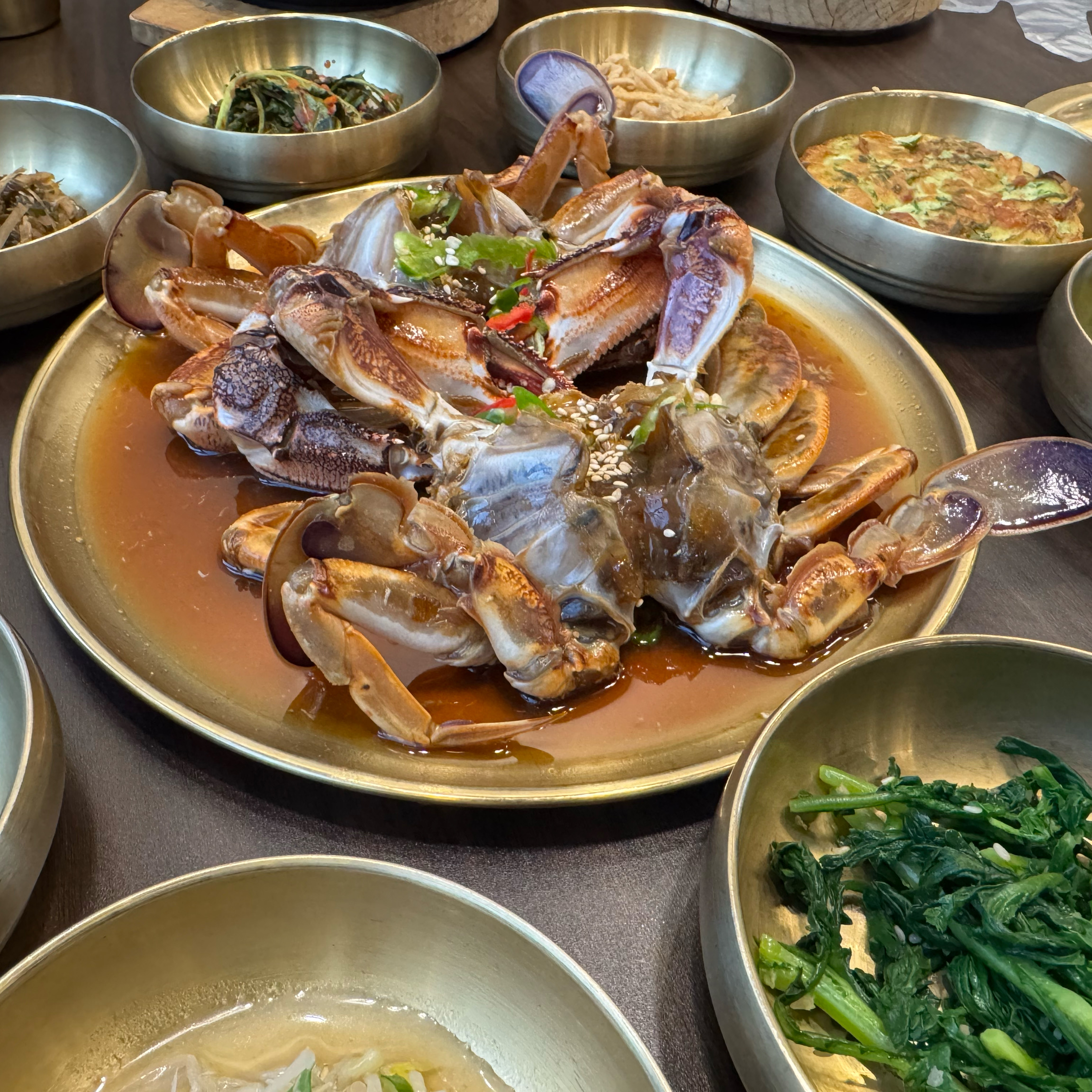 너무 맛있게 먹었어요 양념게장만 고집했었는데 간장게장이 이렇게 비린맛 하나도 없이 맛있네요