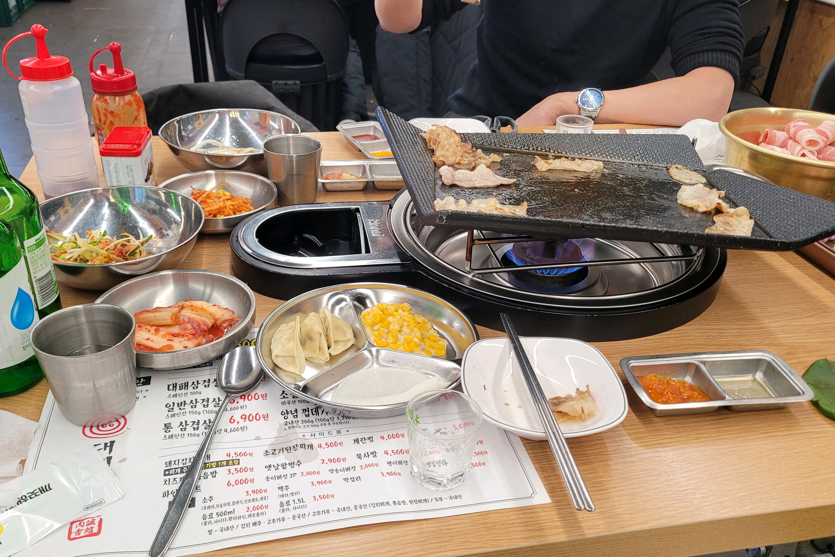 맛있어요 반찬은 기본만 주시고 나머지는 가져올수 있어서 좋은데 떡이랑 만두는 기본으로 안주