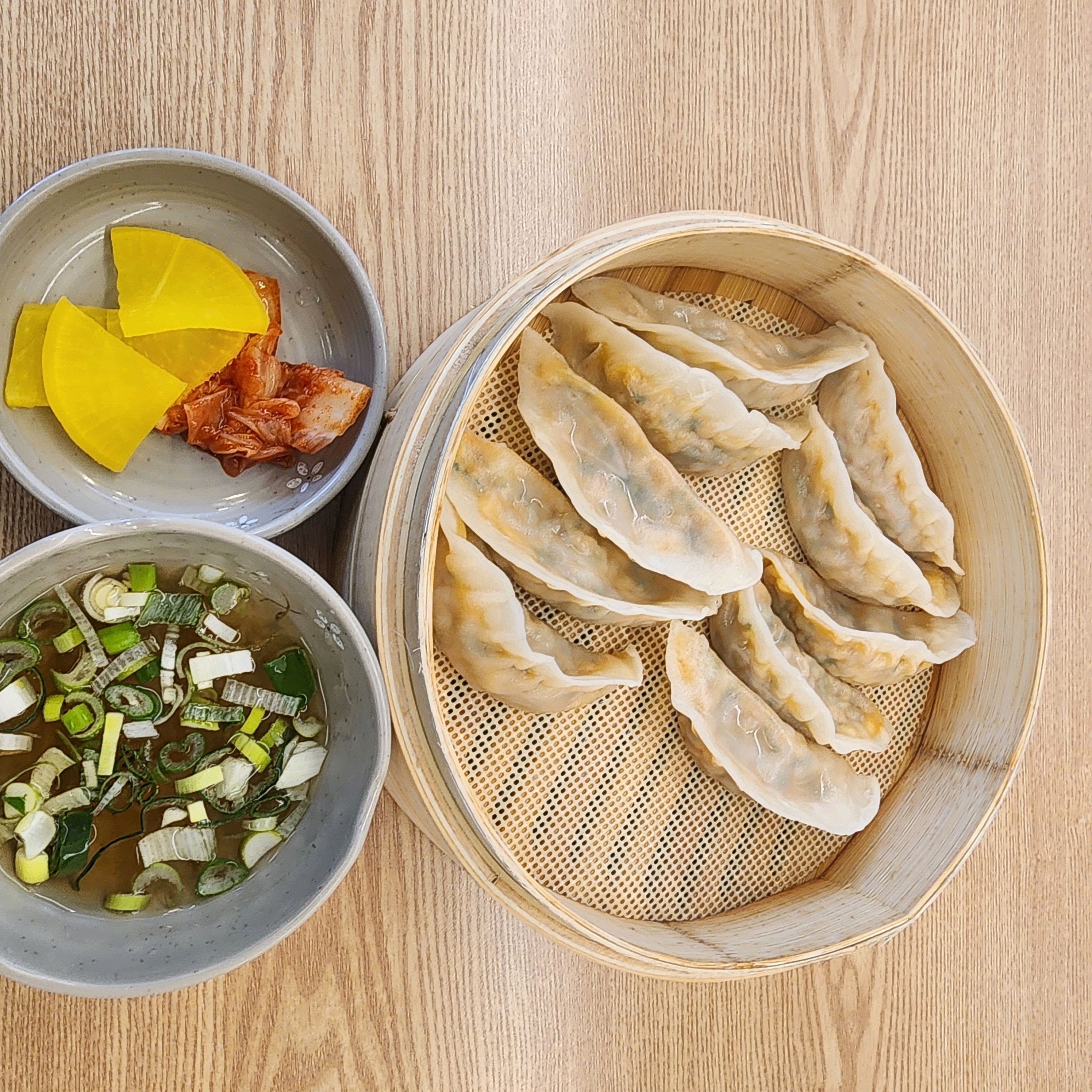일이 있어 그 동네에서 간단하게 먹을 음식을 찾다 들어간 만두집, 만두피가 얇아 맛있네요.