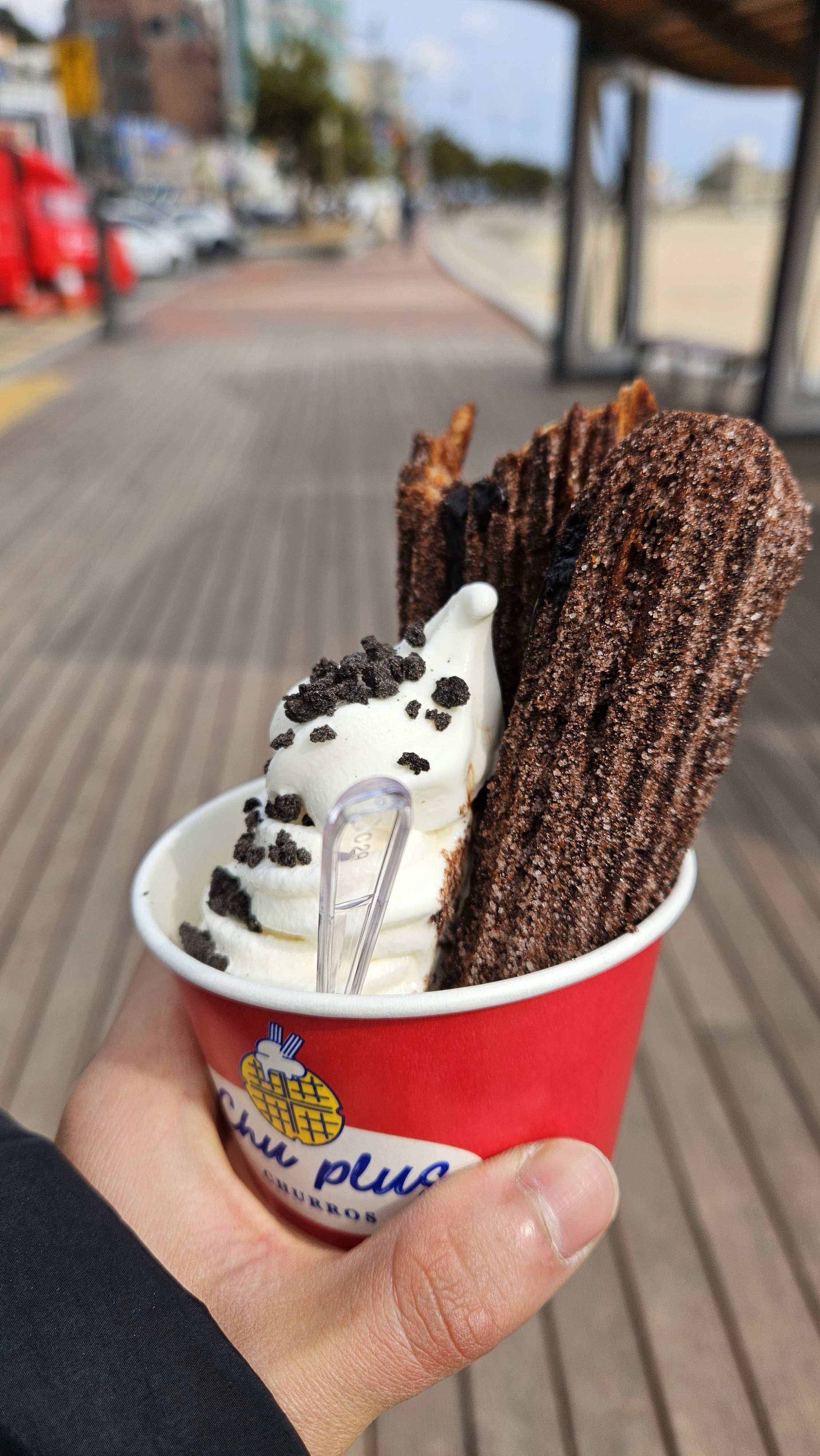 리얼초코 츄러스가 새로 생겼는데 엄청 맛있네요ㅋㅋ 안에 찹쌀이 더 들어가있는데 과장안하고