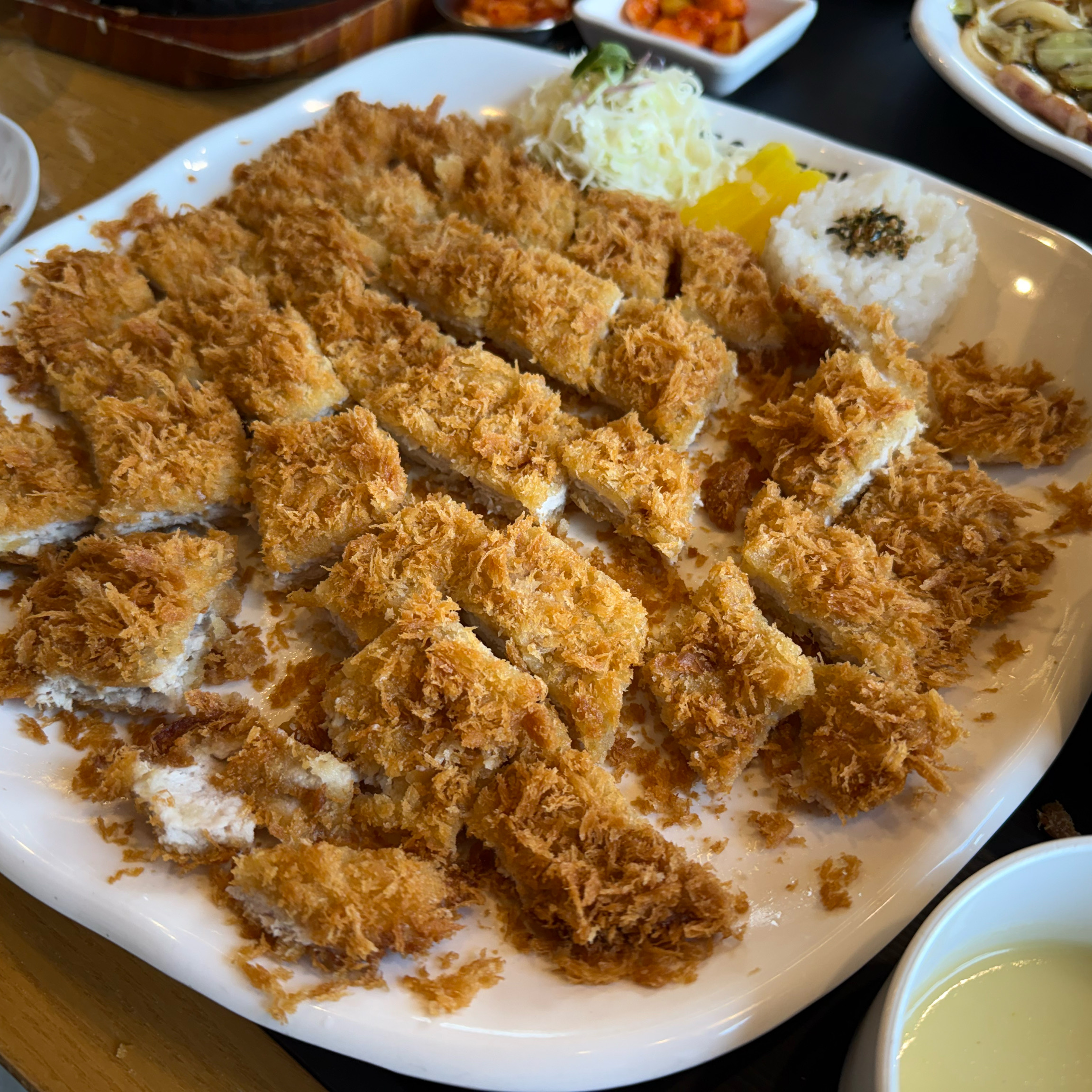 지인들과 함께 올만에 돈까스 먹으러 왔는데 너무 맛있어요 - 대구 반야월 맛집 홍익돈까스 대구반야월점
