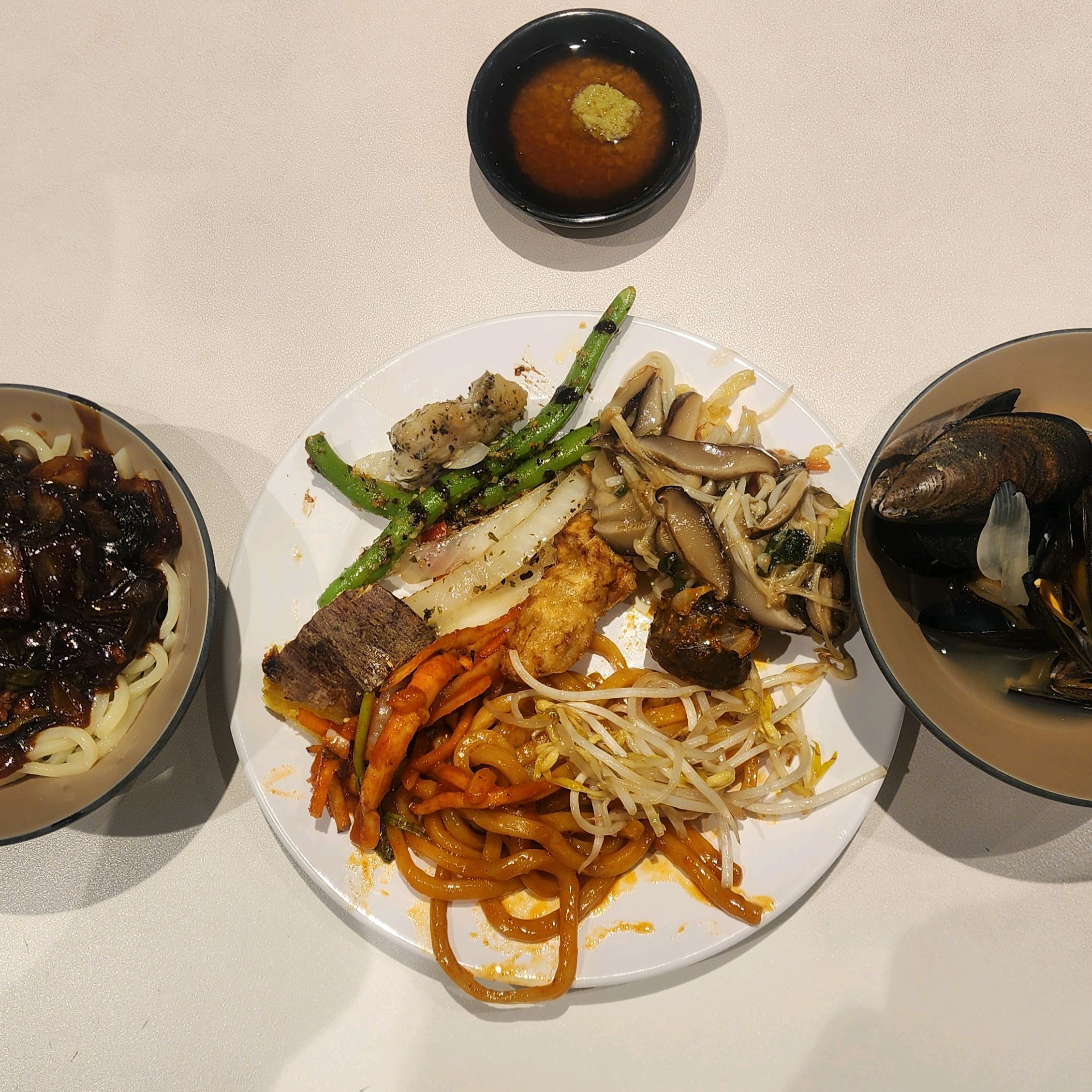 가성비가 좋은 애슐리퀸즈, 오늘은 딸기가 있는 디저트류가 많네요. 간짜장이 맛있고 홍합도