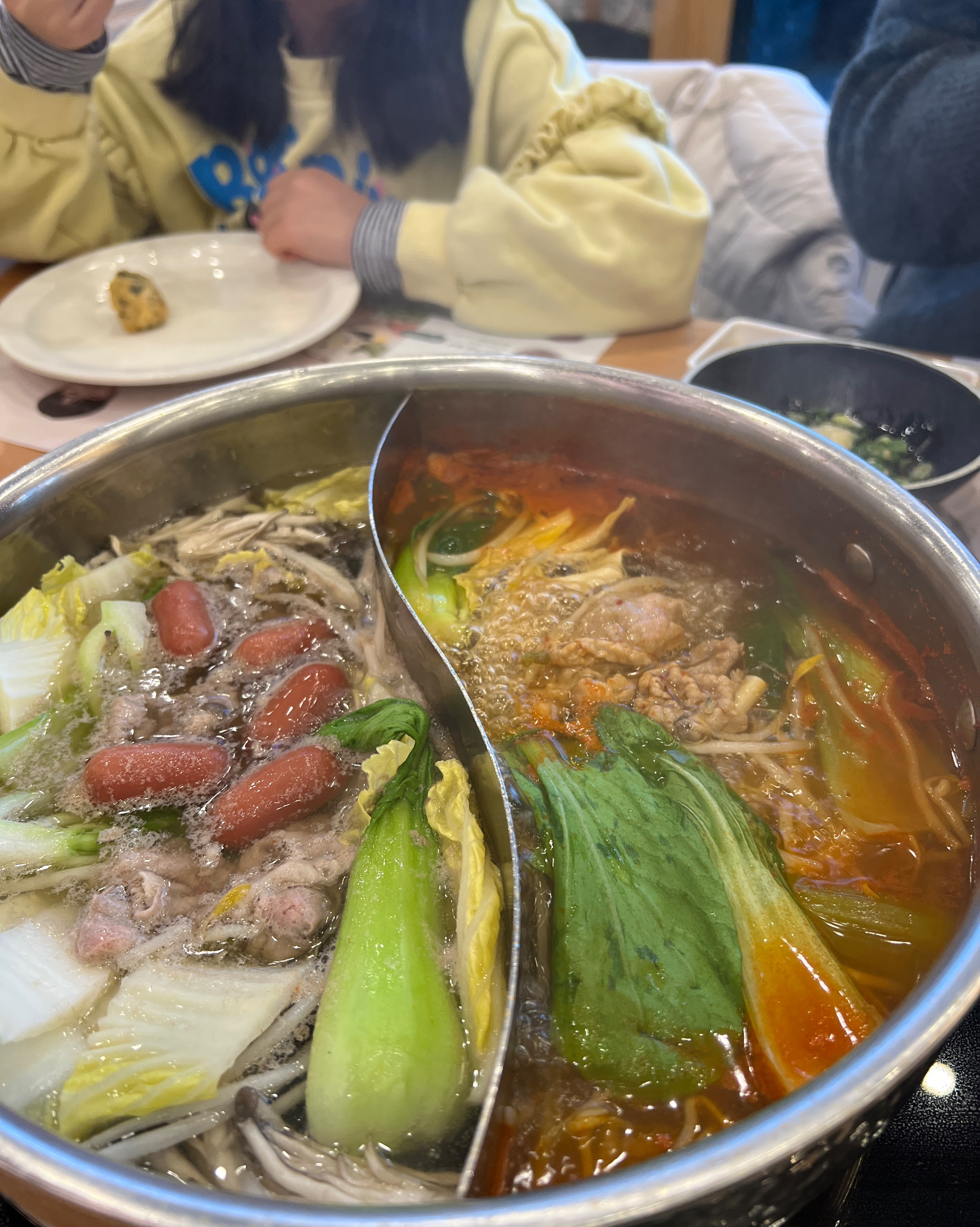 평일 점심에 자주 가는 곳인데 주말 저녁에 가본건 처음이라 놀랐어요…! 사람들이 엄청 많더