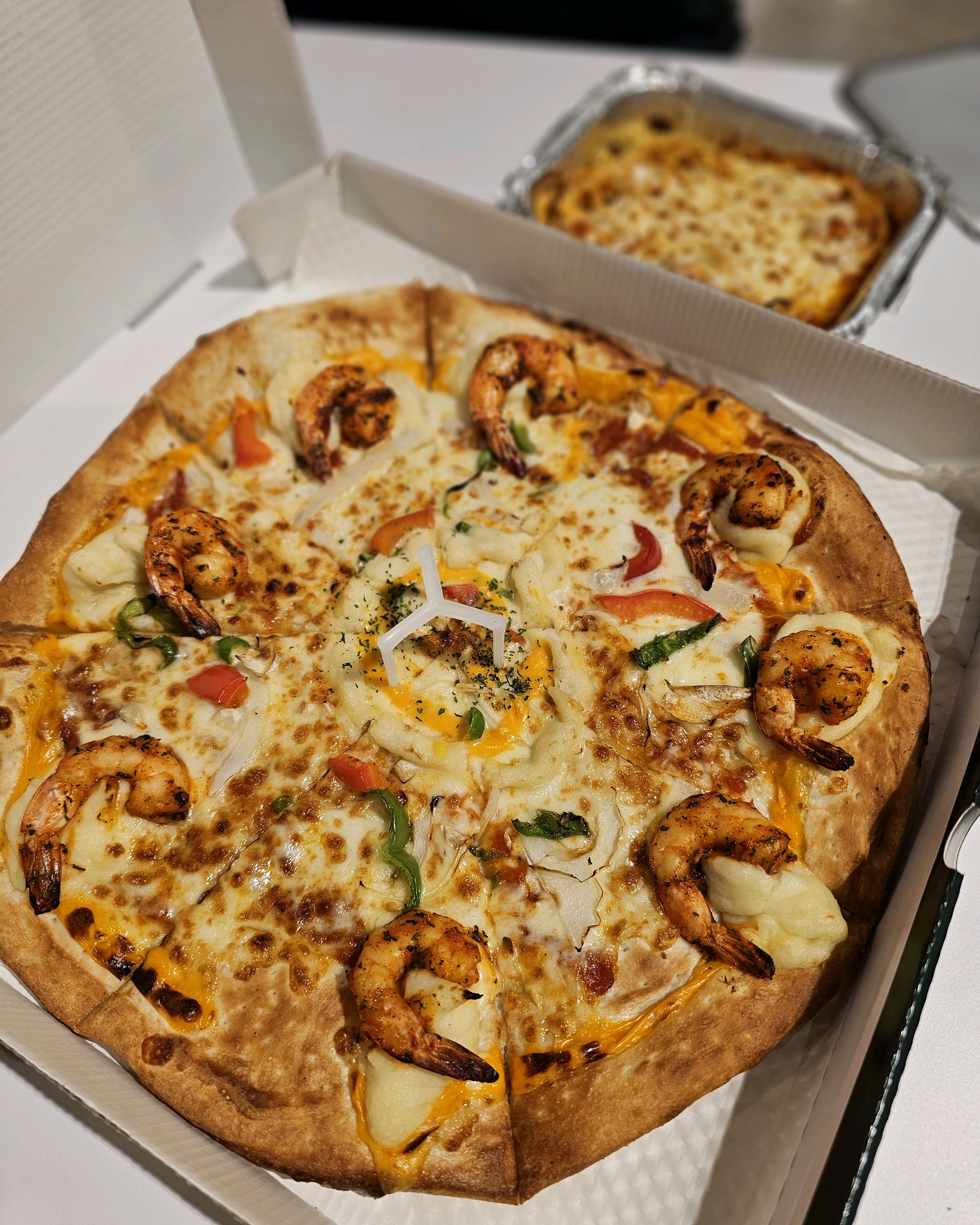 가성비가 좋네요. 도우가 쫄깃해서 맛있고 토핑도 가격대비 풍성한 것 같아요. 회전율 빠르고