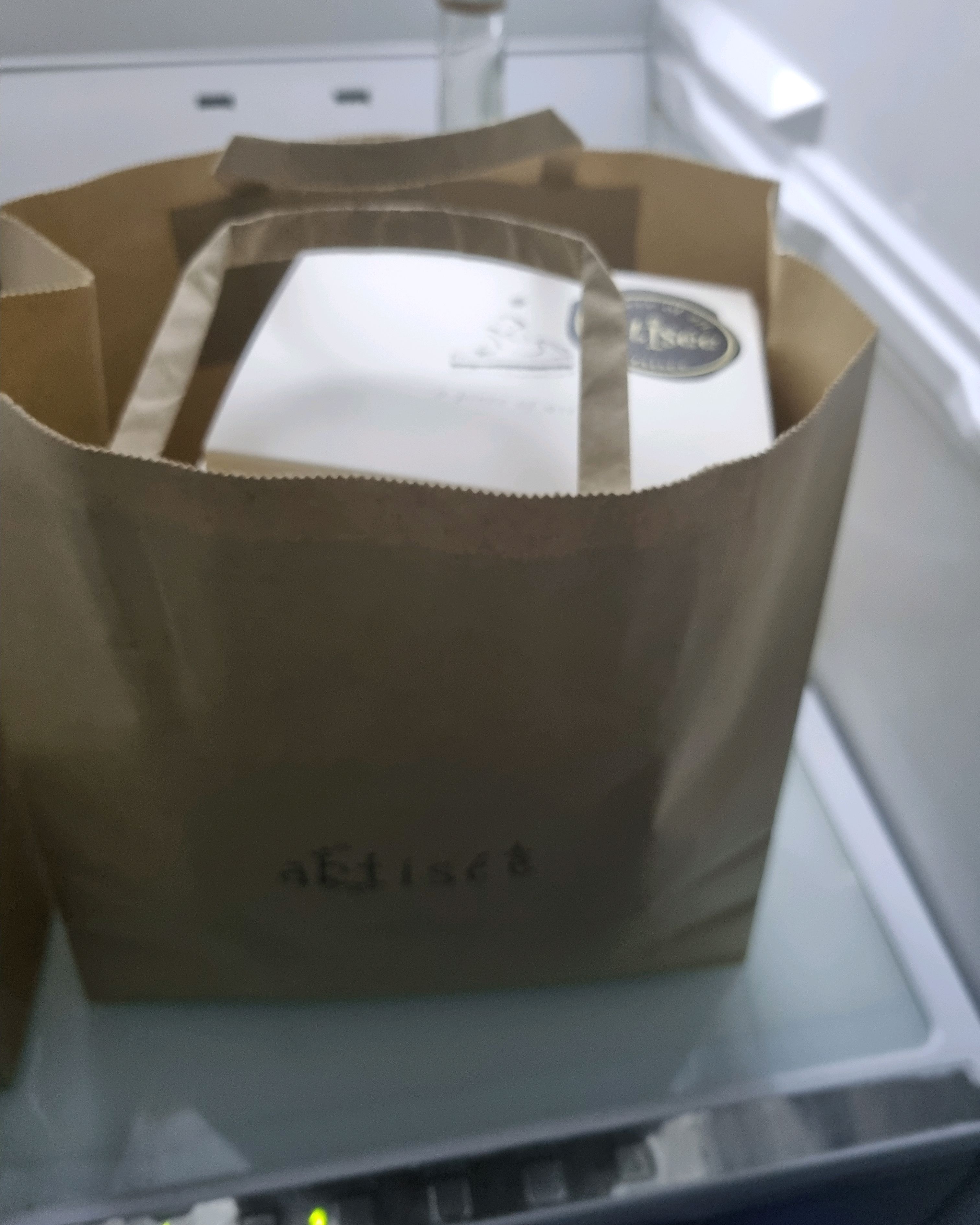 직장 관계로 독립해서 사는 아이에게 아티제 조각 딸기케이크를 주려고 포장, 너무나 맛있게