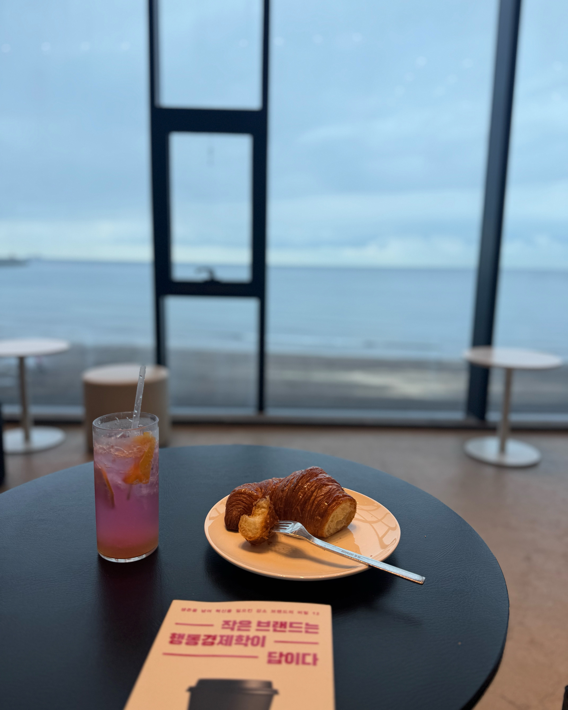 숙소 근처가 주택가에 포구라 바다가 보이거나 이쁜 카페가 없어 2.5km를 산책겸 미리 서