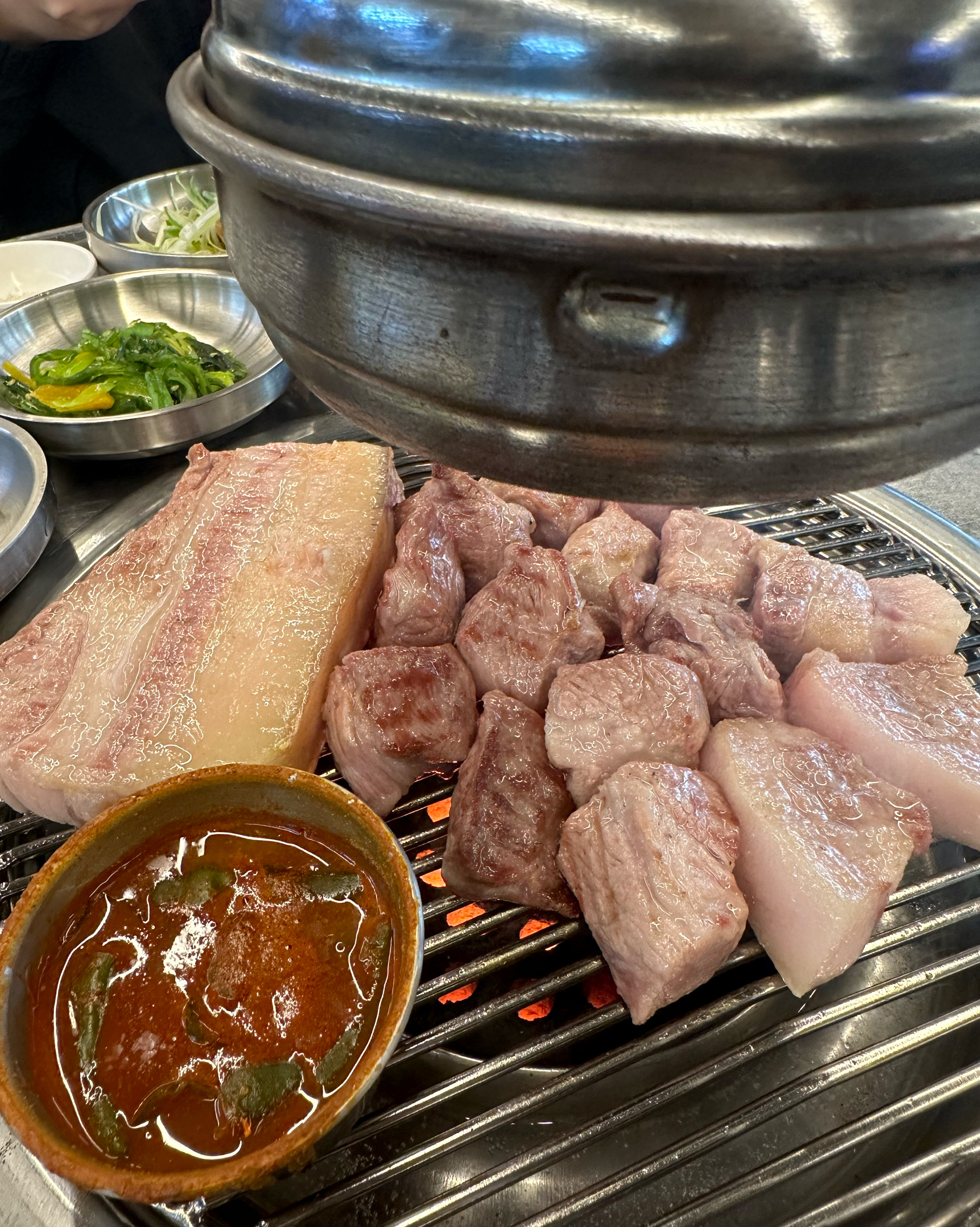 고기도 직접 구워주시고 너무 친절하셔서 식사 하는 내내 기분 좋았어요!! 매장도 넓고 깨끗