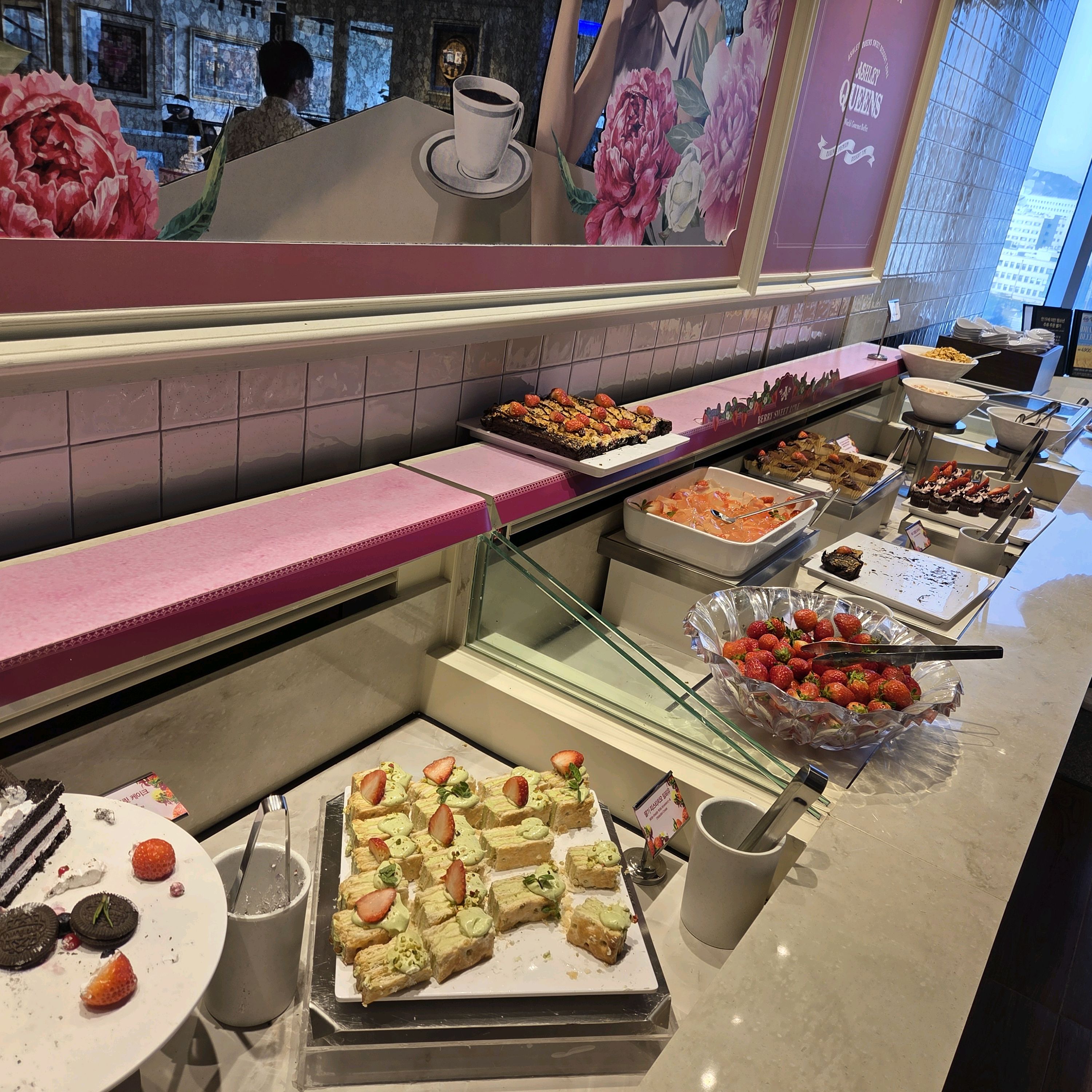 11층이라 뷰도 좋고 음식도 맛있어요 딸기 행사해서 좋아요 재방문의사 있어요 - 신촌 맛집 애슐리퀸즈 현대유플렉스 신촌점