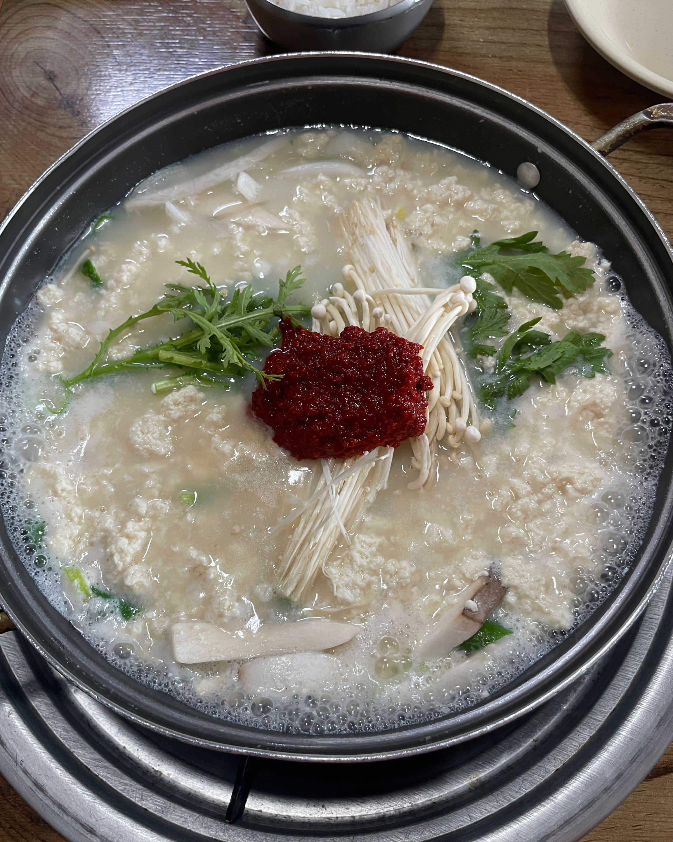 순두부전골 먹었어요. 순두부가 자극적이지않고 깔끔하고 고소한맛이에요. 다대기 조금만 풀고