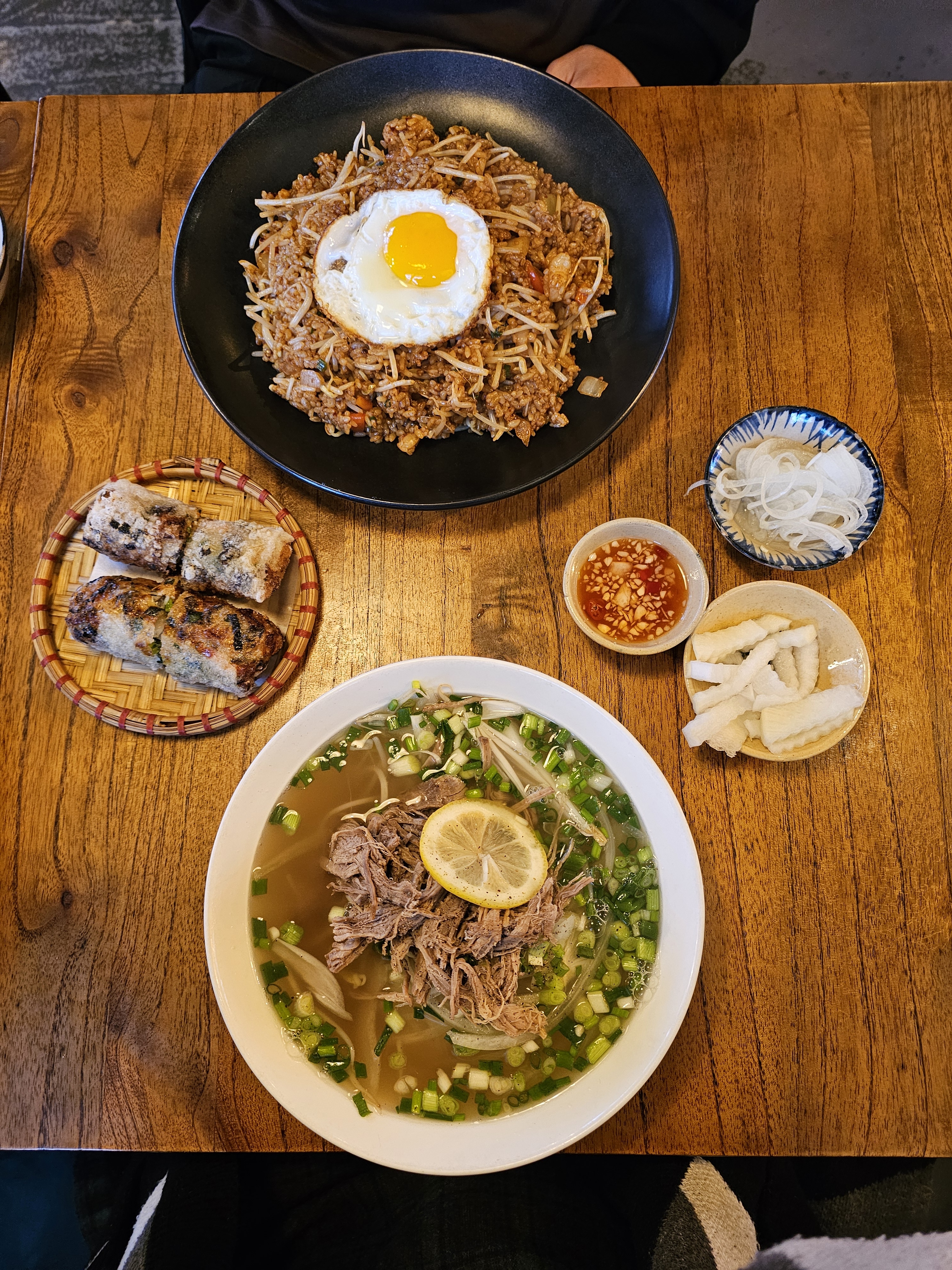 쌀국수, 나시고랭, 짜조 주문했어요! 쌀국수가 베트남 현지 맛 제대로에요! 국물도 진하고
