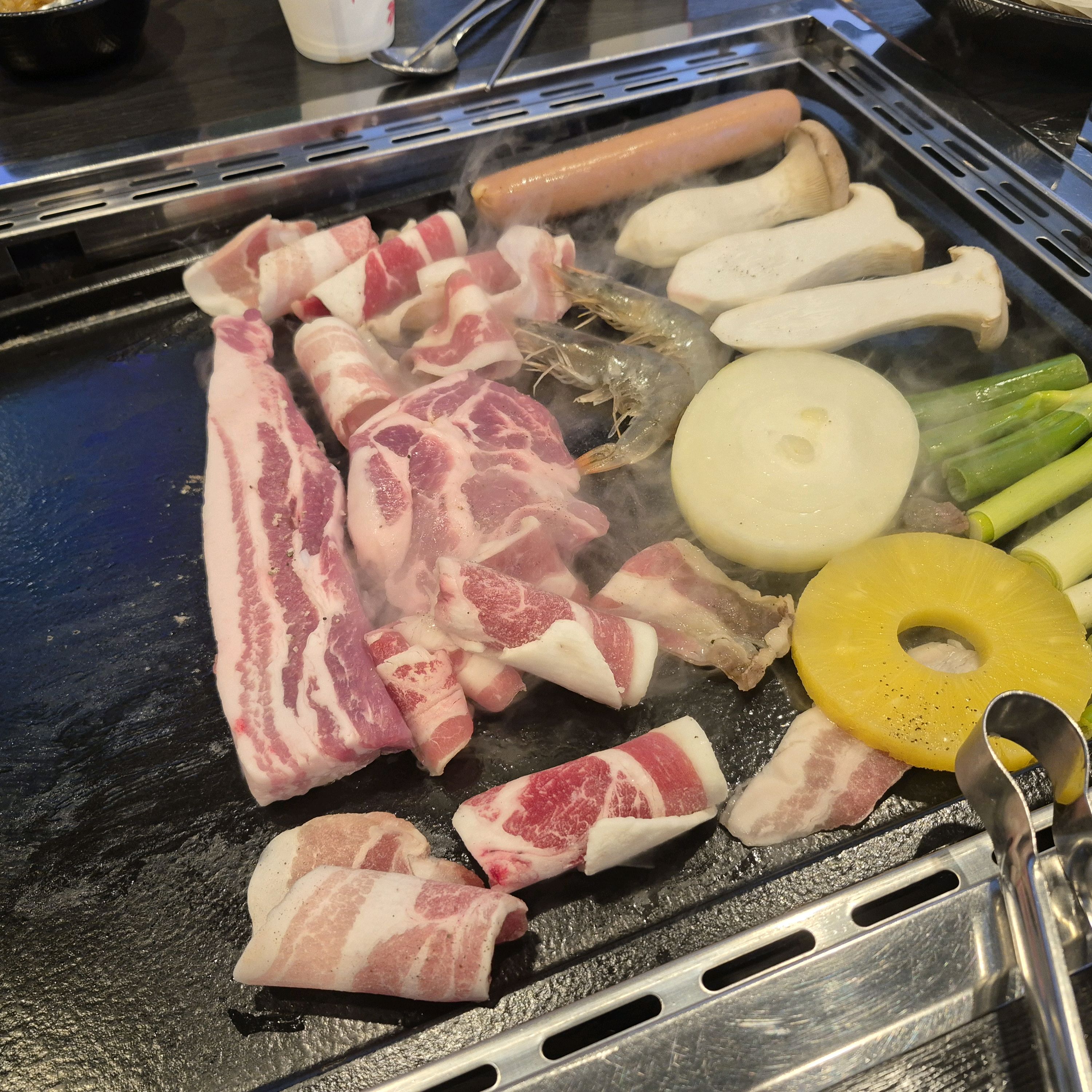 가족모임으로 첫 방문했는데 반찬이 진짜 잘나오고 - 경포대 맛집 육담소