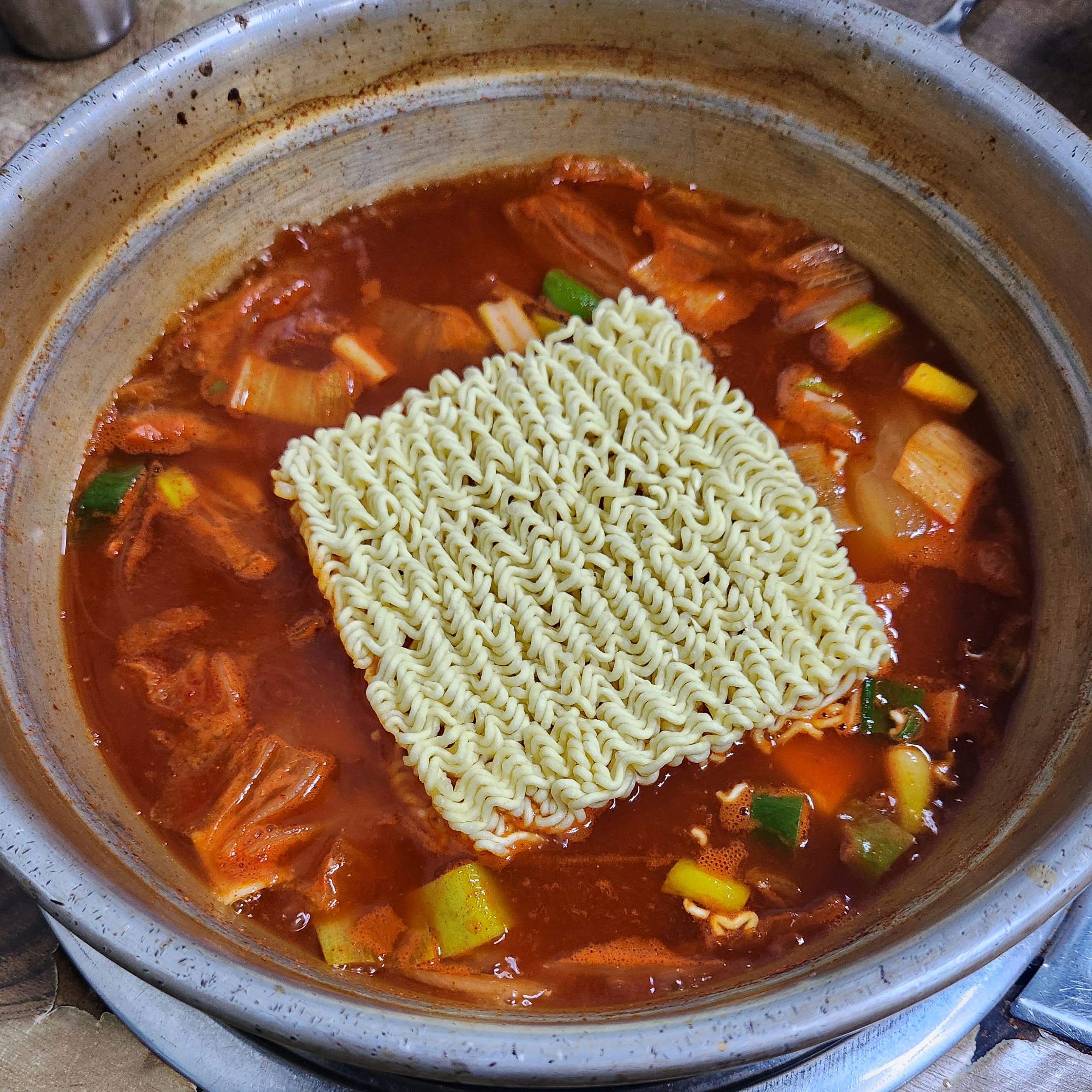 대학시절부터 많이 다닌 명동찌개마을입니다! 처음 보면 맹탕에 맛은 나나 싶지만, 끓이면서