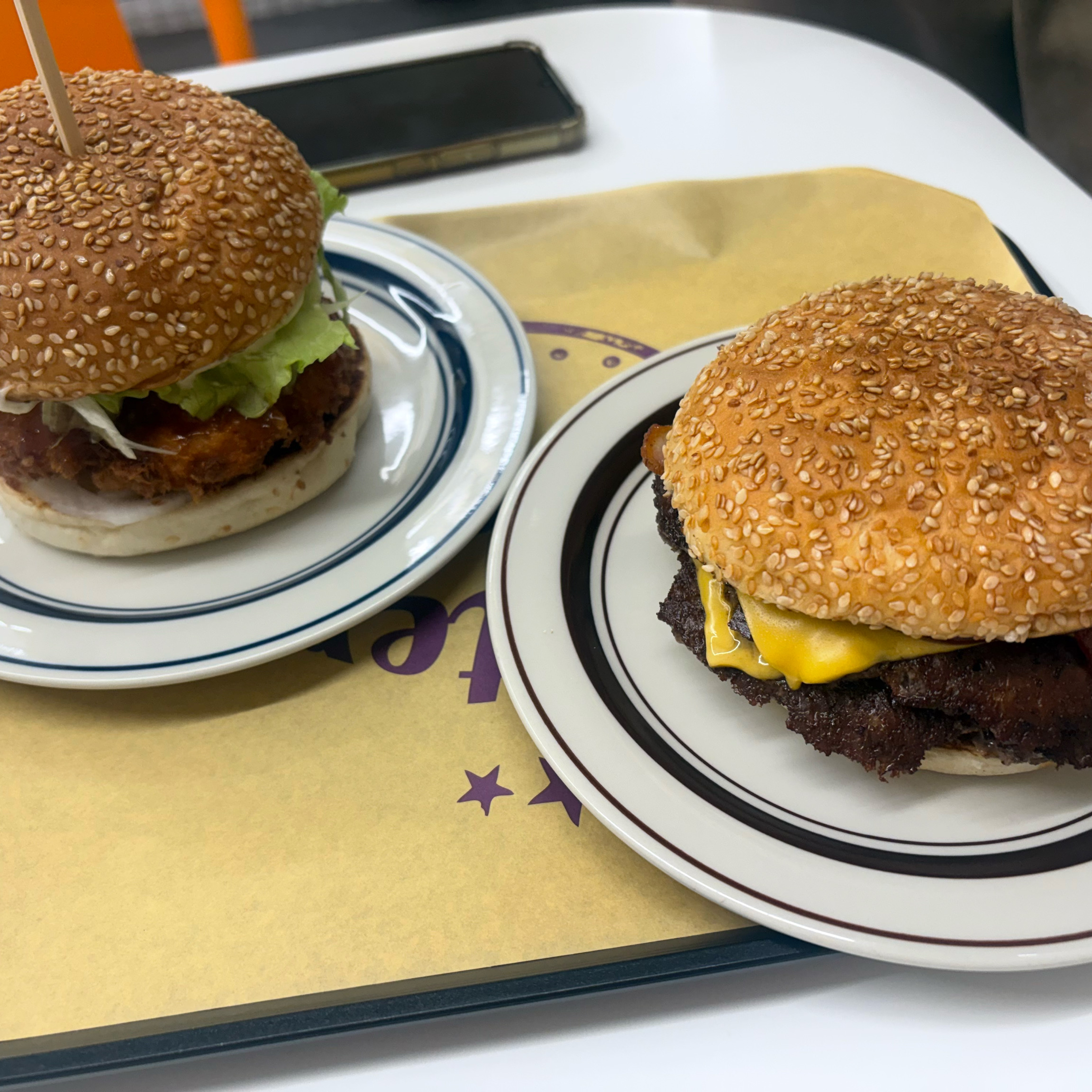 다른 집 가려다 매장 이용 안된다고 해서 와봤는데 미친 존맛탱입니다. 찐 - 천호동 맛집 버터버거 천호로데오