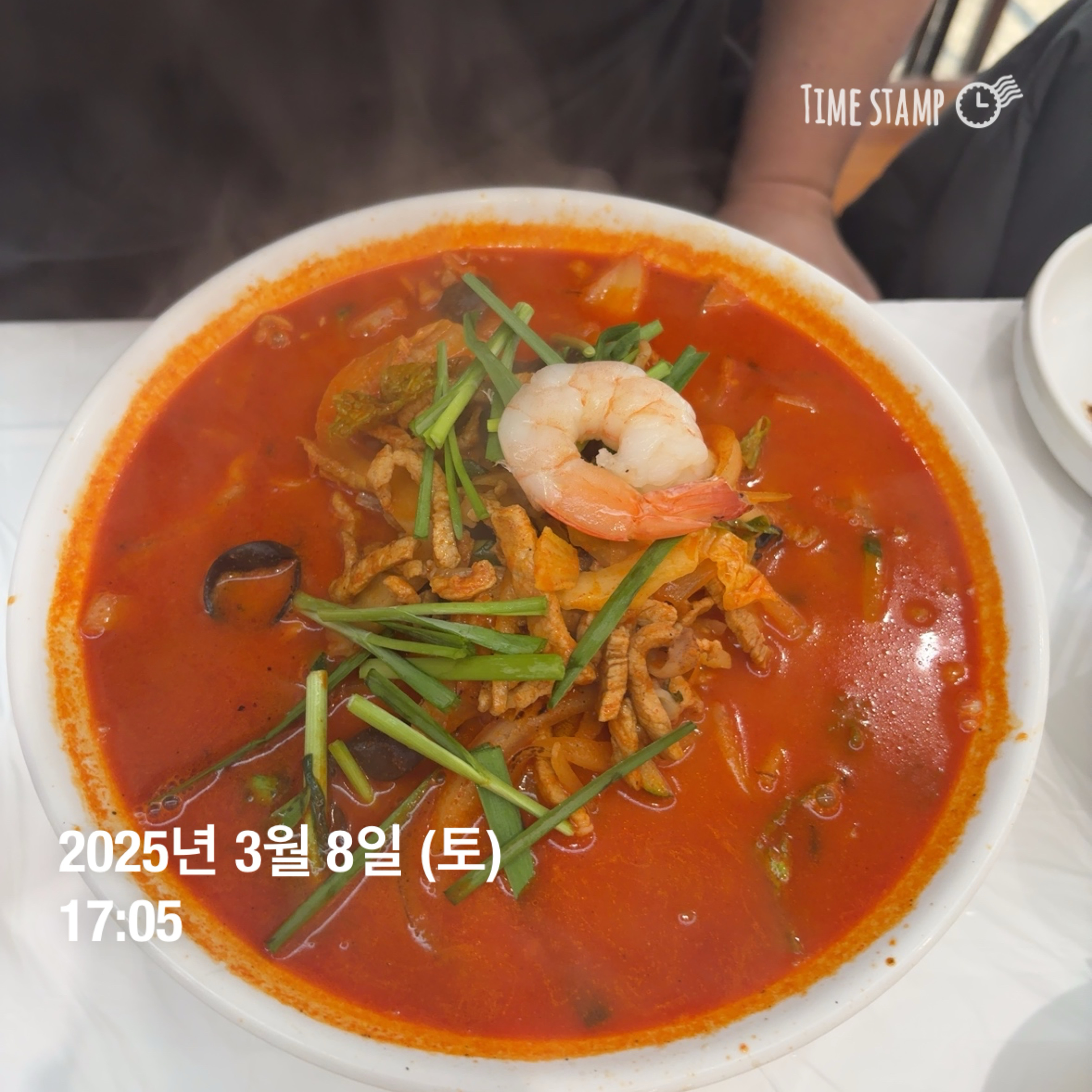 액스포 간김에 근처 찾아서 간곳인데 돈안아깝게 잘먹고왔어요 ~ 간짬뽕 1단계로 매콤하니 너