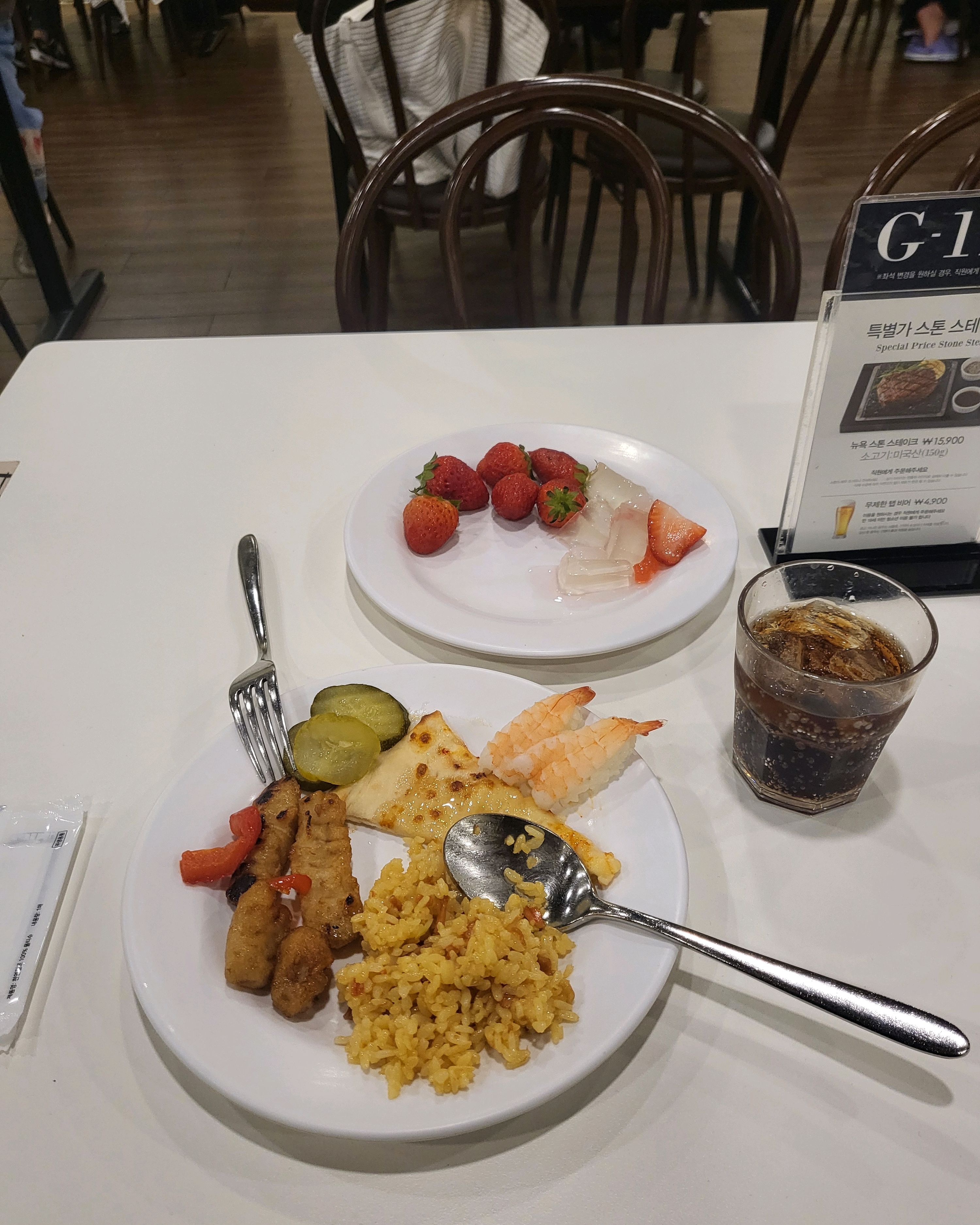 음식이 종류가 많고 맛있게 아주 잘먹었고 배부르게 잡식을 맛나보이게 먹었고 과일 딸기종류도