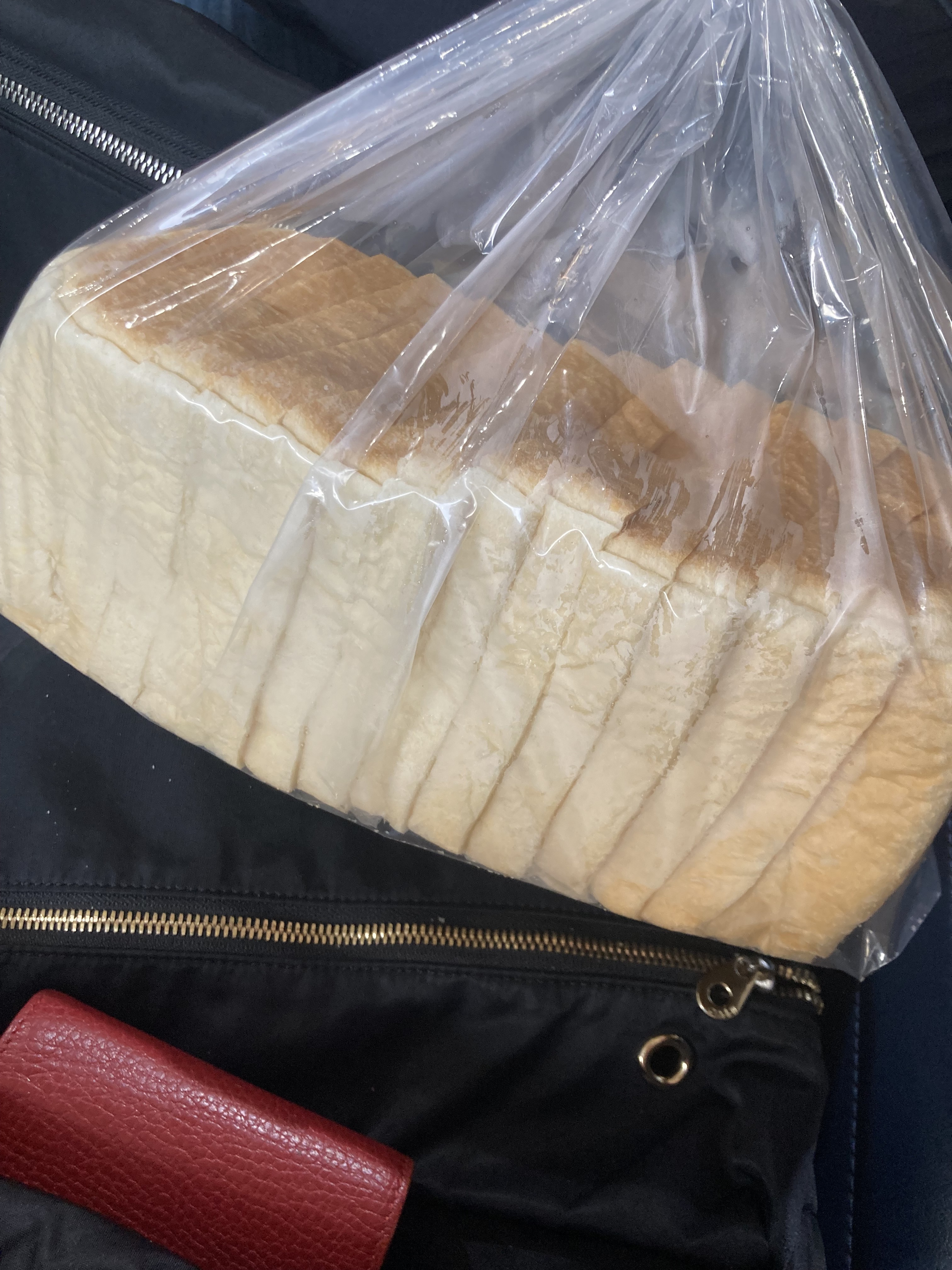 저녁에 가면 품절이라 좀 일찍 갔더니 빵많네여 ㅎㅎ 식빵 먹는순간 버터향이 그득 묵직한게