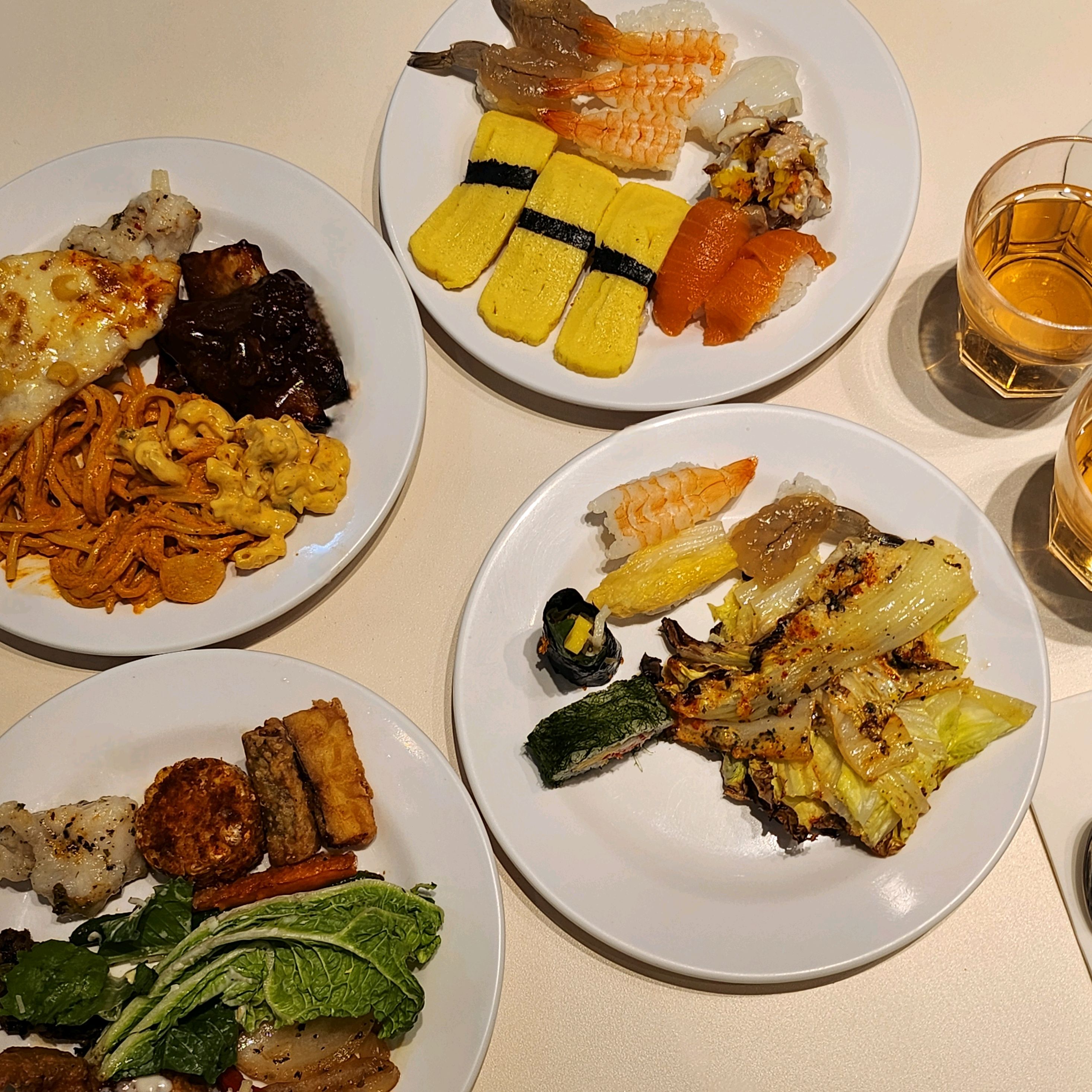오랜만에 간 애슐리인데 건강하고 맛있는 메뉴가 많아진 것 같아요! 옆 자리에 나온 스테이크