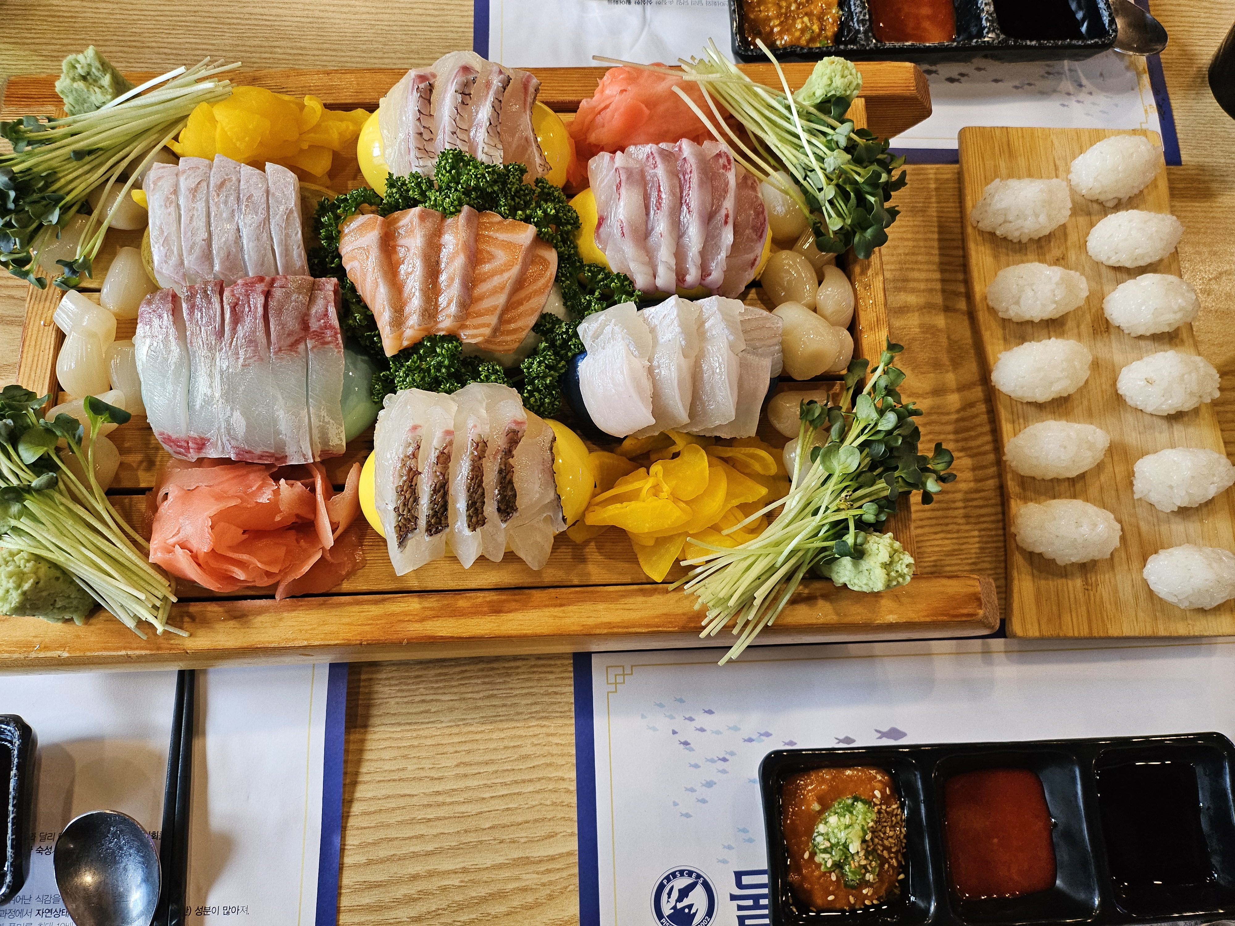 회를 무척좋아해서 무한리필 왔는데 회도 싱싱하고 맛있어요👍 초밥해서 먹어도 꿀맛!! 무한인