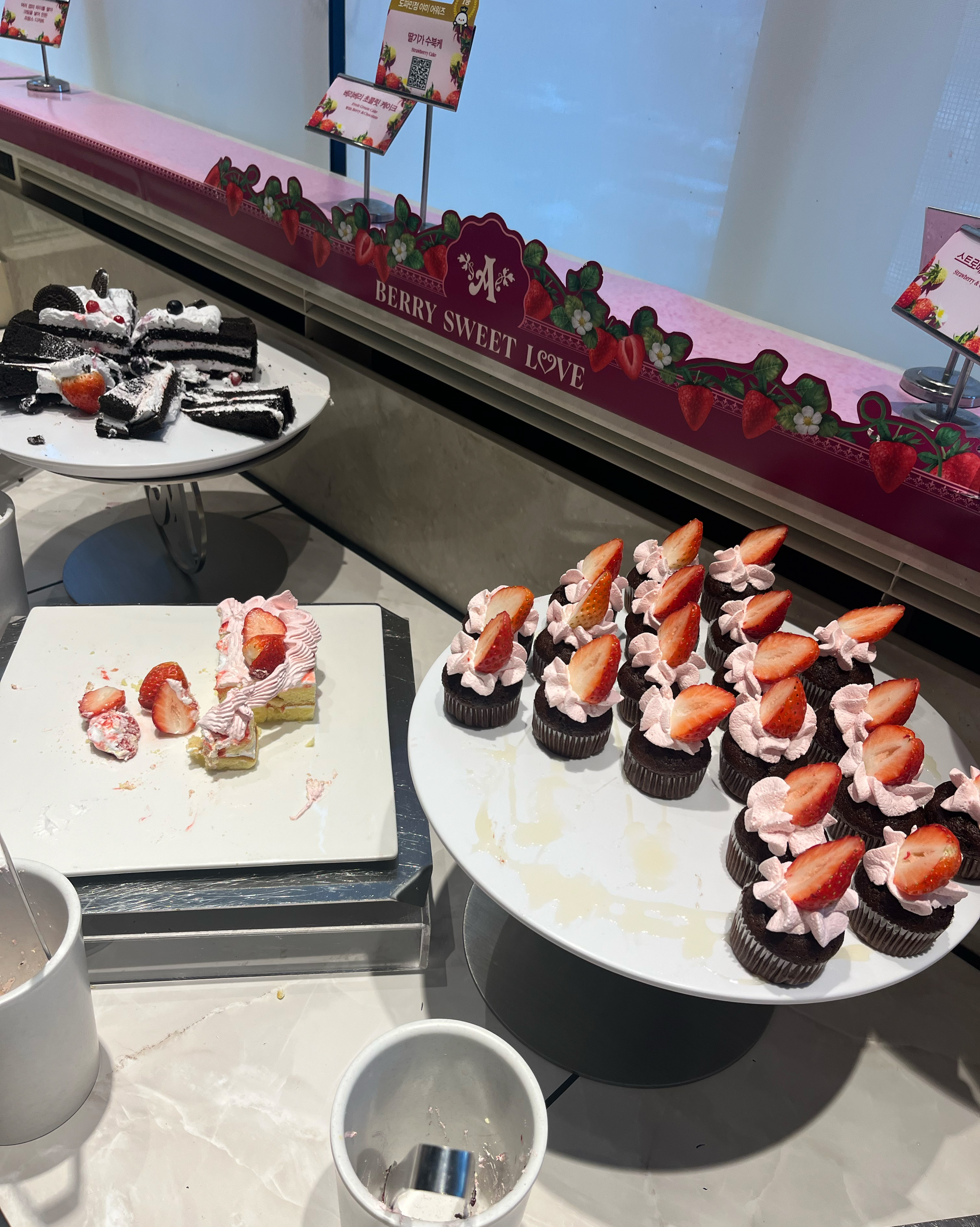 딸기때문에 간건데… 생딸기가 너무 맛없고 몇개는 곰팡이가 필정도로 신선도가 떨어졌어요…. - 경기광주 맛집 애슐리퀸즈 경기광주점