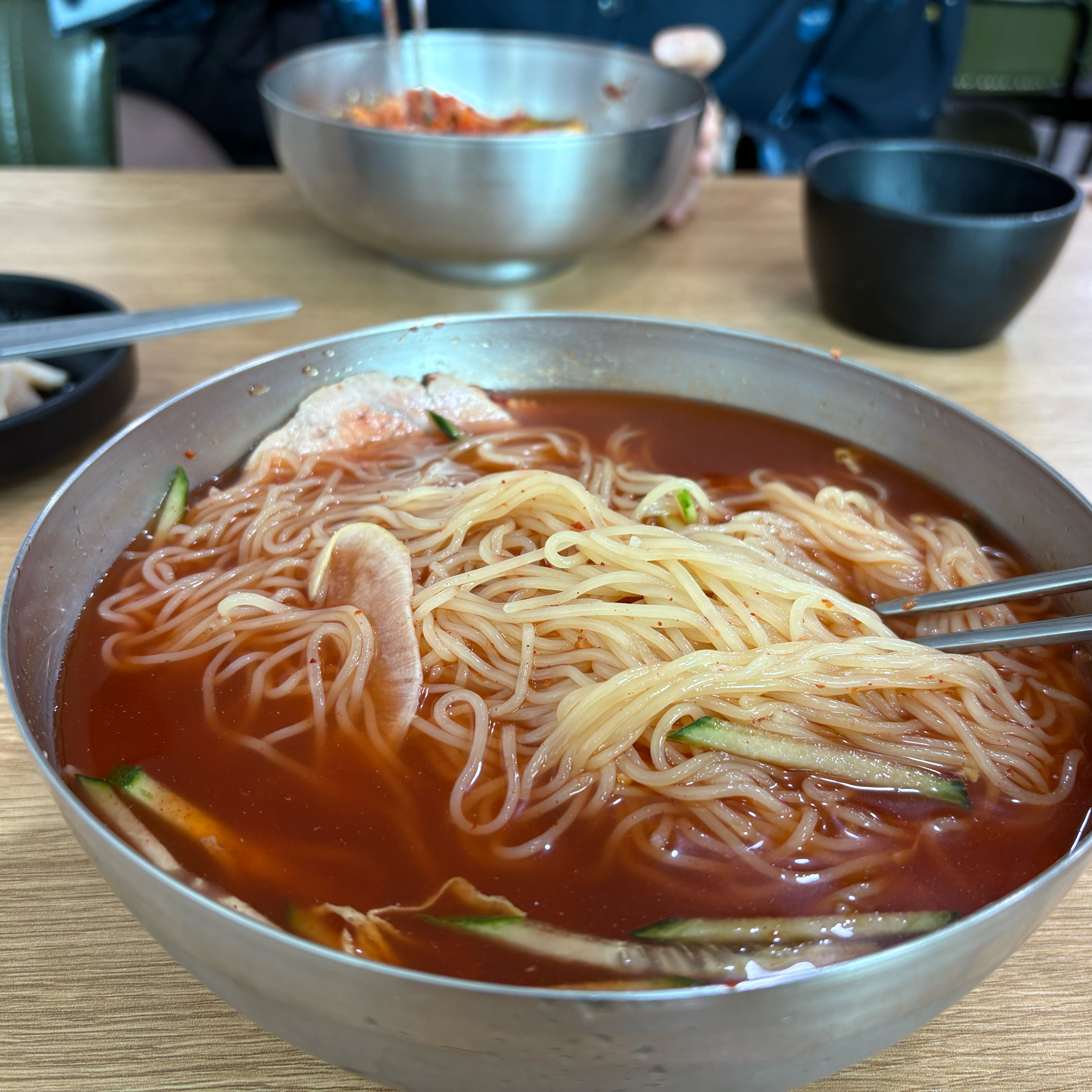 비냉과 물냉곱+사리 먹었습니다. 졸깃한 면이 압도적으로 맛있습니다. 국물은 짜기만한 보