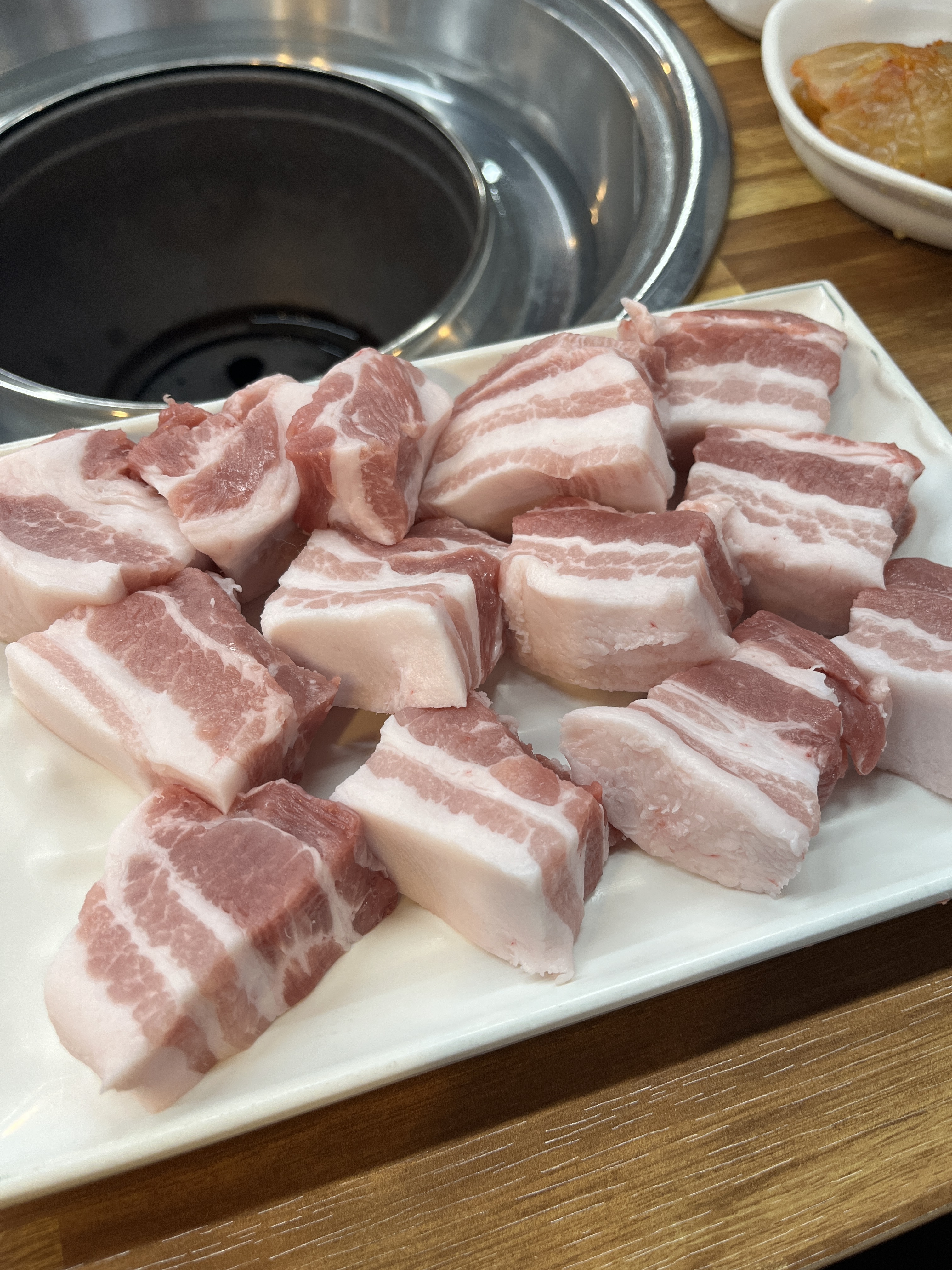 저에게는 참 추억이 많은 삽겹살집입니다. - 권선동 맛집 그집애
