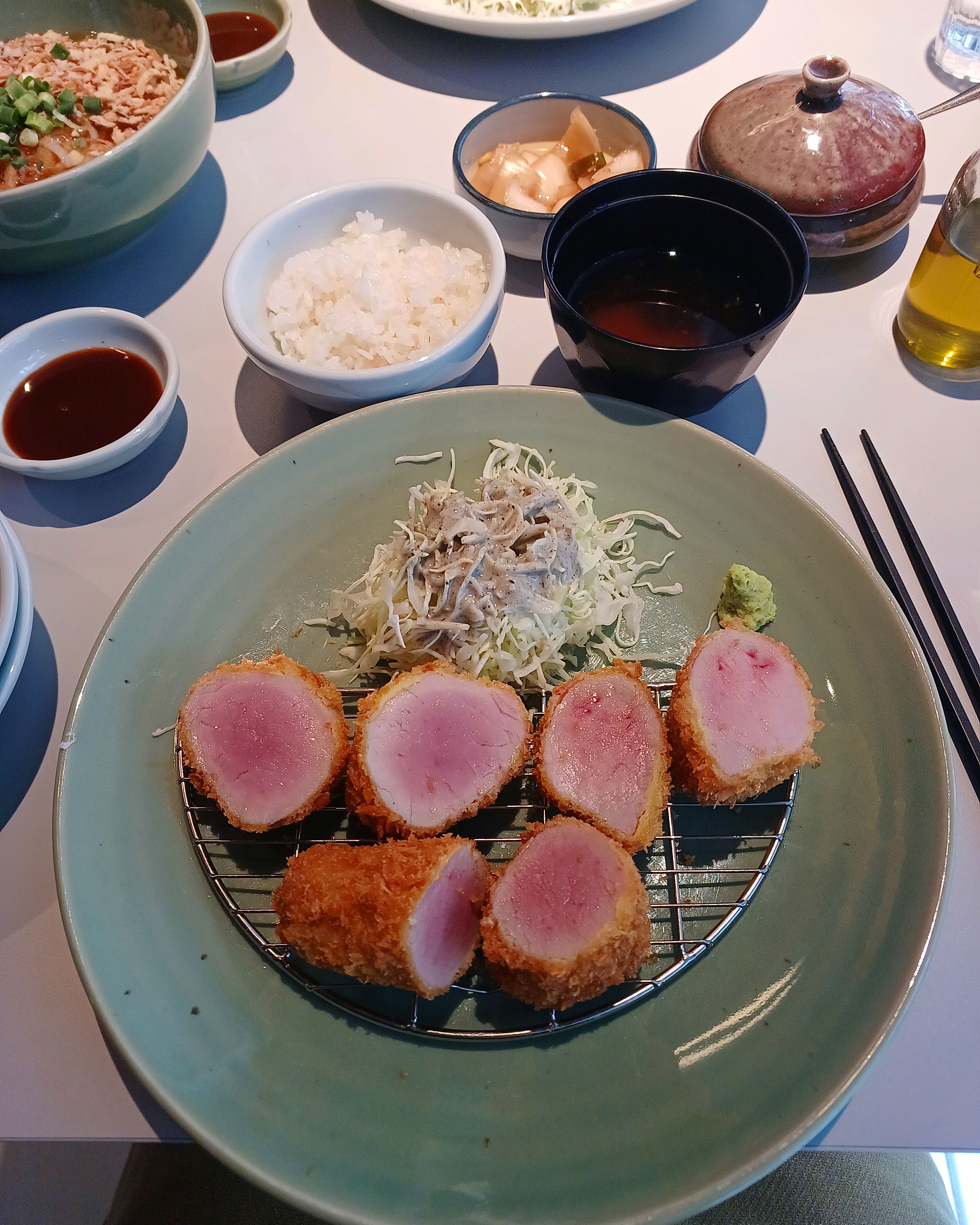 히레카츠(14,500원), 상로스카츠(17,500원), 냉우동(6,500원)을 시켰습니다.