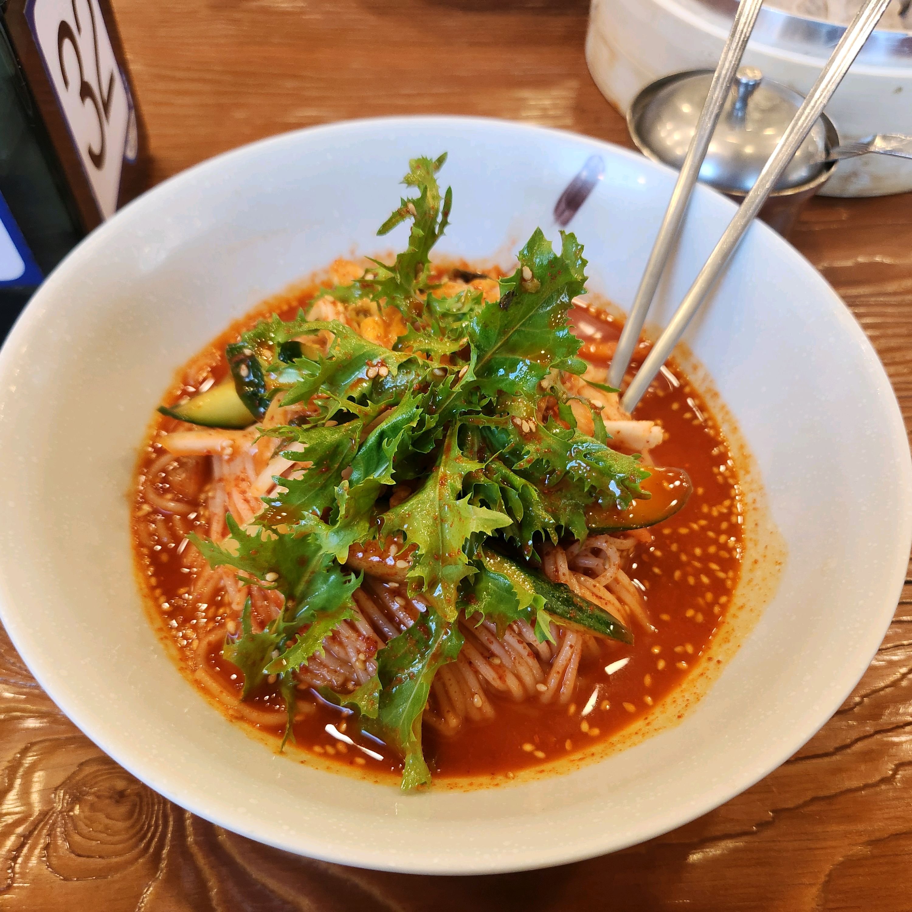 만두는 시판만두 같이 무난해요. 갈비만두라 속이 달아요. - 안양 맛집 인덕원비빔국수 안양본점