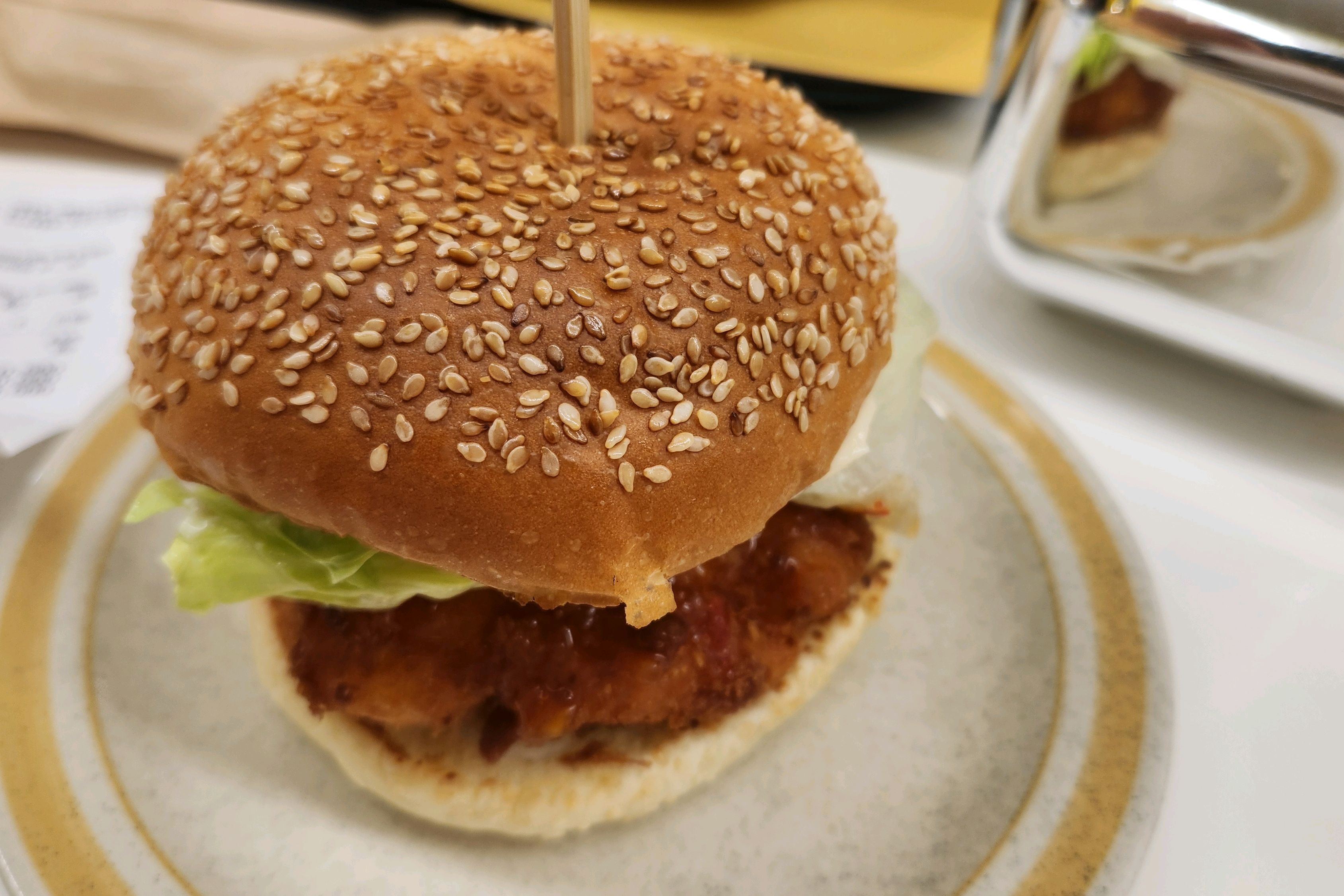베스트메뉴 통새우버거 주문했어요~~ 소스도 맛있고 통새우라 식감이 너무 좋아요. 역시 베스