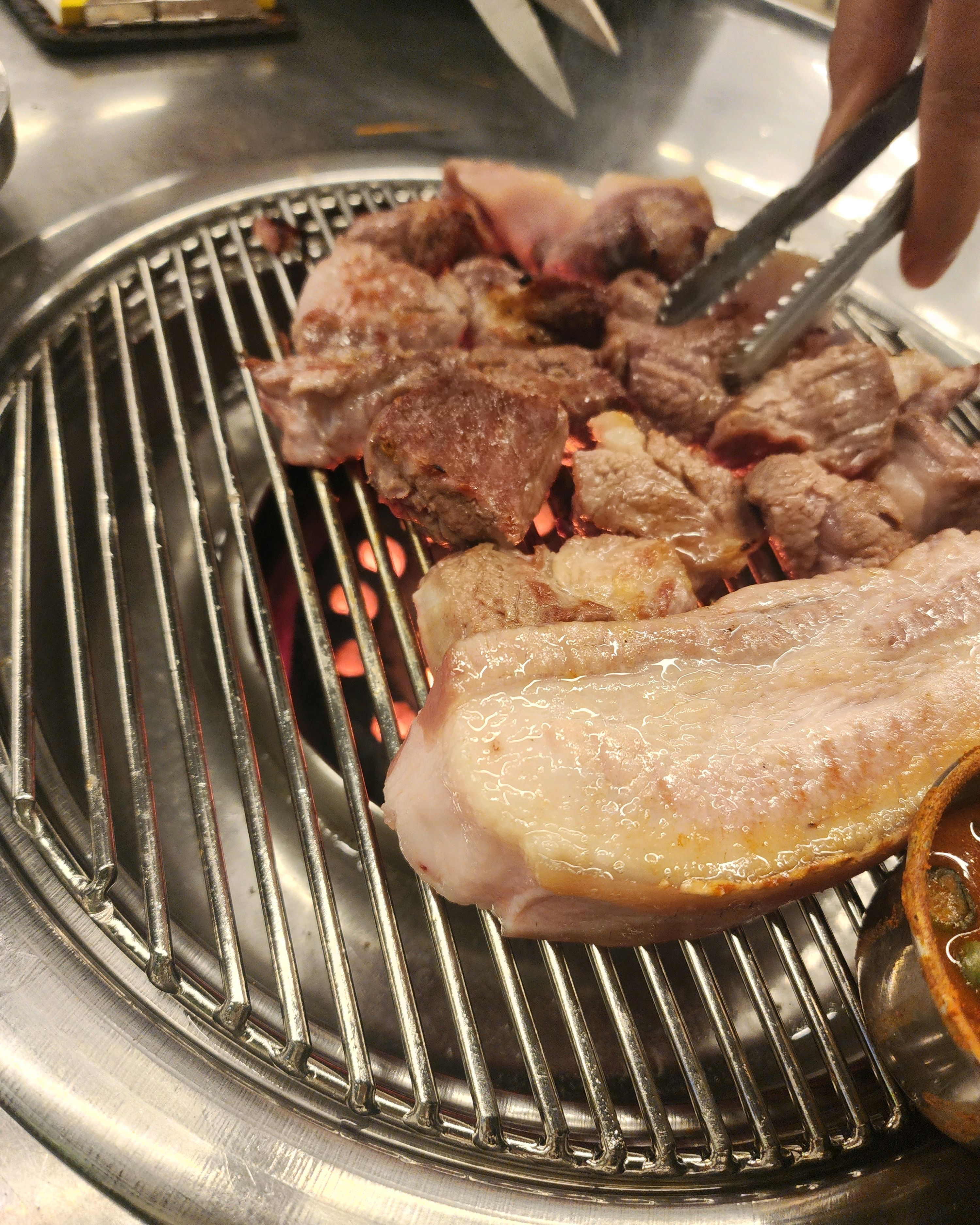 갈때마다 항상 친절한 사장님과 맛있는 제주 근고기로 힐링하고와요 ! 단골로써 추천 !!!!