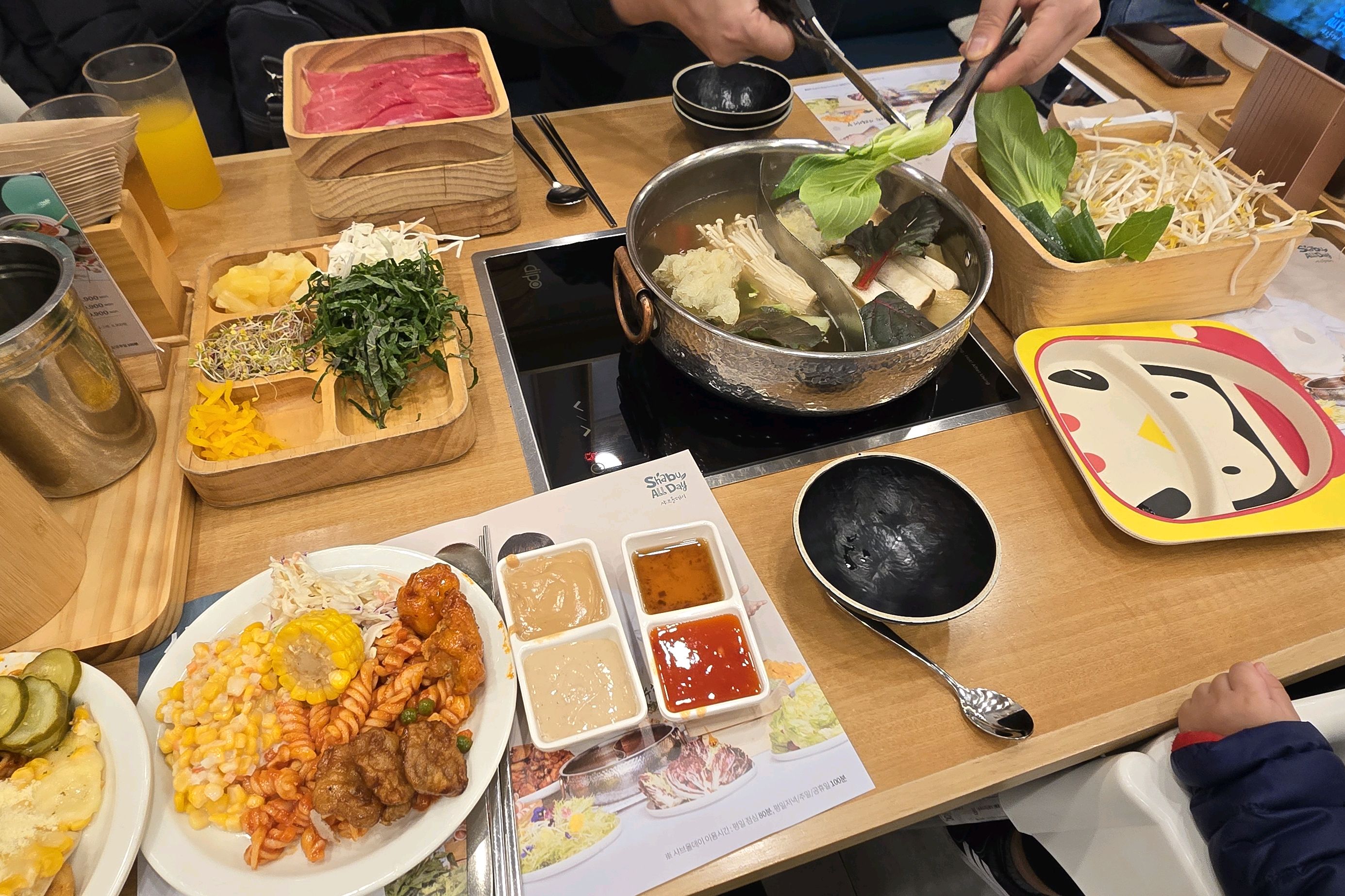 역시 가성비좋은곳이라 웨이팅 했는데 지하에 다이소있어서 쇼핑하며기다리니 금방이였어요 - 당산 맛집 샤브올데이 당산점