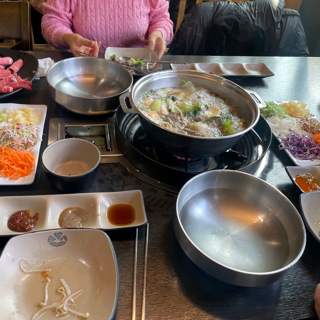 매장이 화려하진 않아도 넓고요 예약하면 파티션룸에서 아늑하게 식사할 수도 있어요. - 아차산역 맛집 소담촌 아차산역점