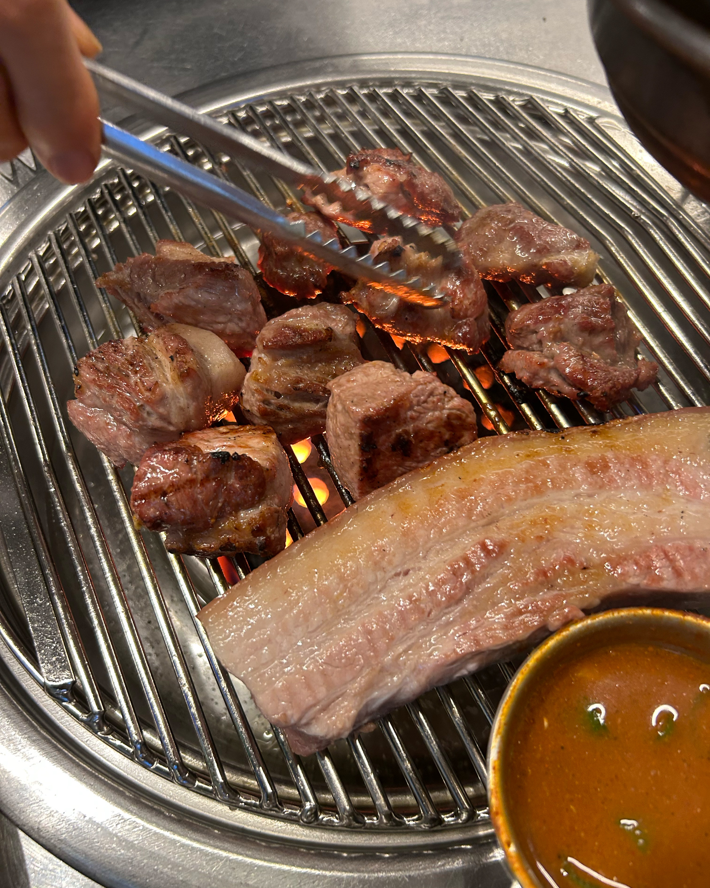 매장이 매우 쾌적하고 제주흑돼지 고기는 역시 맛도 좋습니다!!! - 천호동 맛집 돈사돈 강동직영점