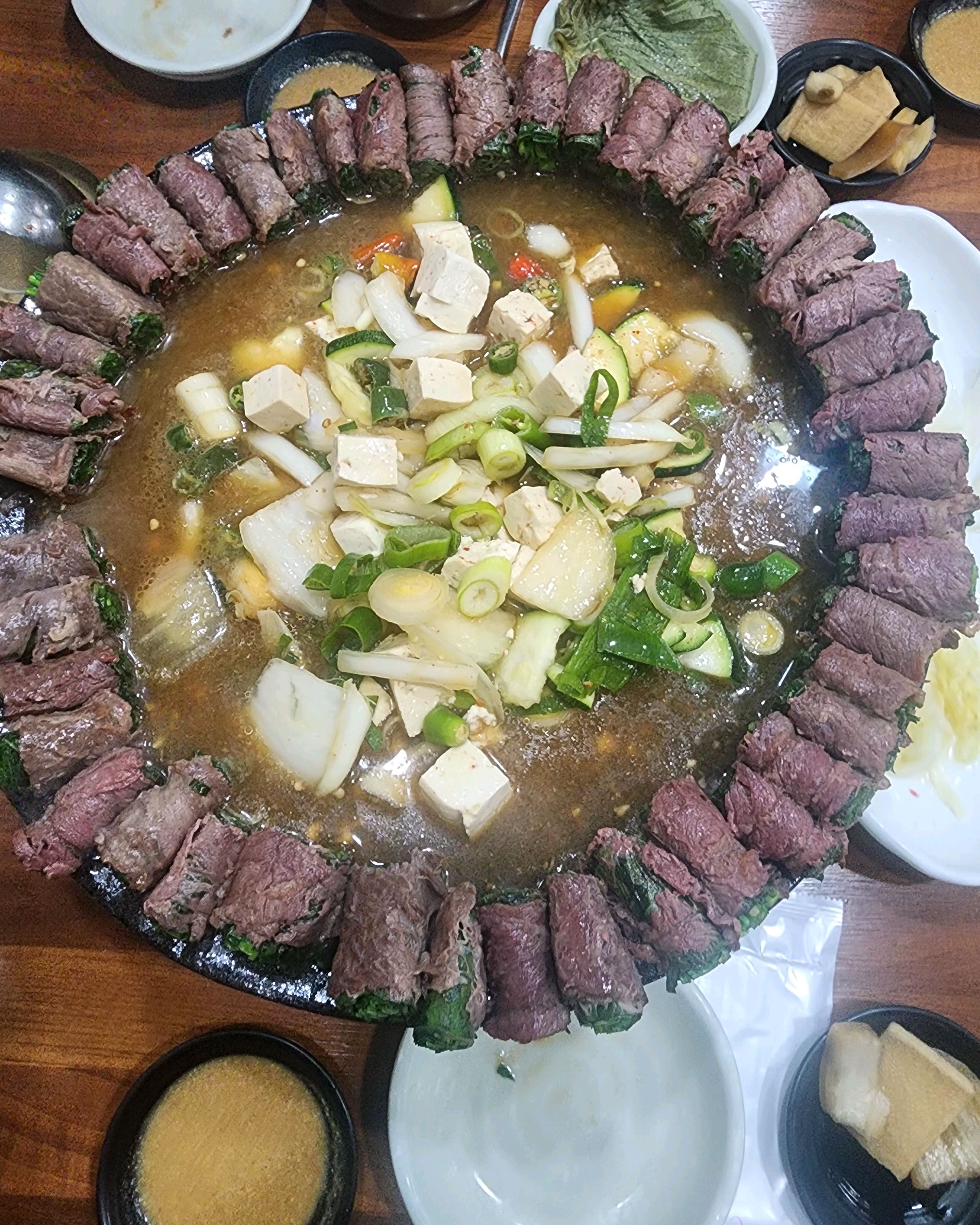 맛있어요~부추와함께 씹히는 맛이 좋네요~ 주차장이 협소하니 밀리지않는 시간을 이용하시면 좋