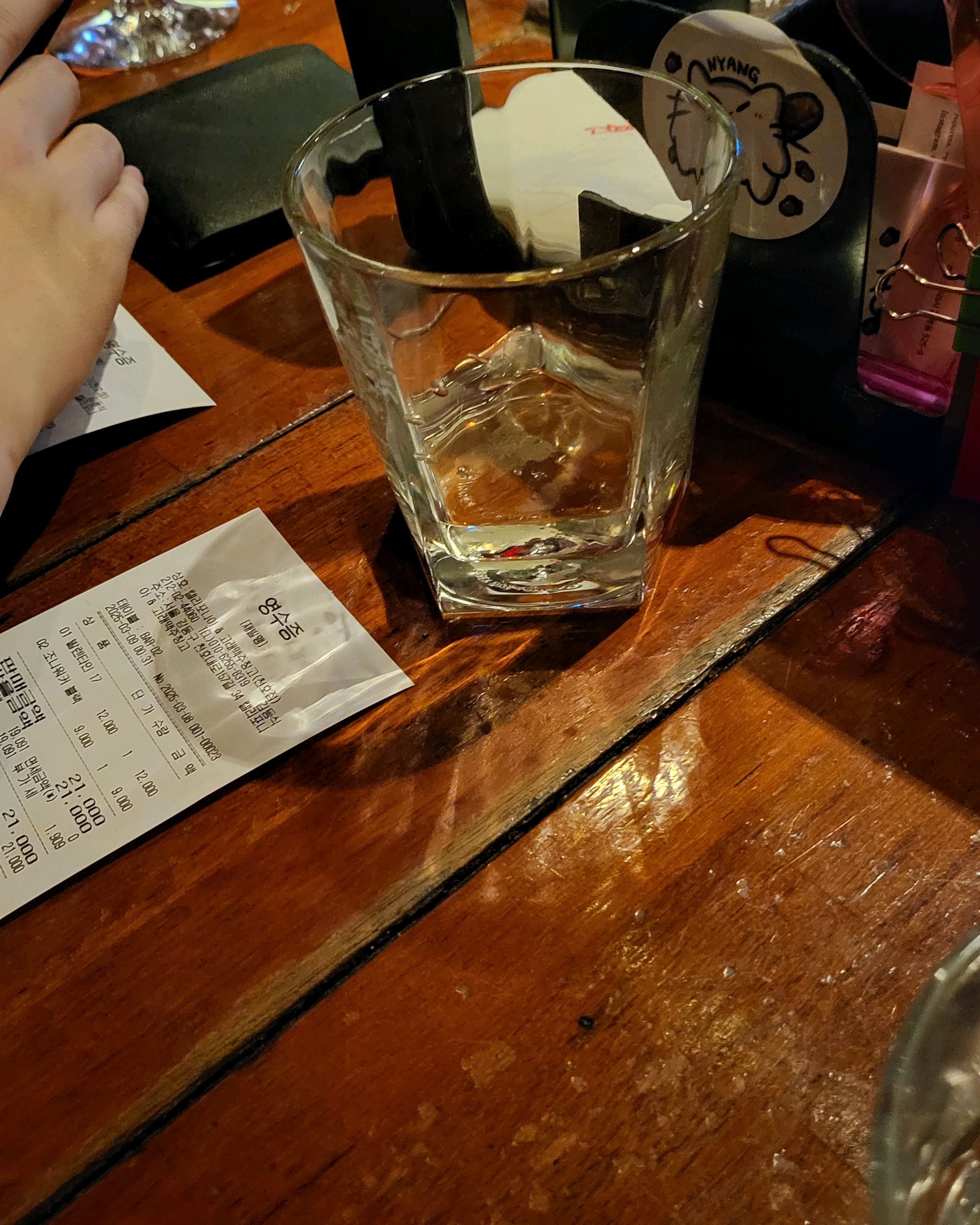 분위기 좋은바입니다. 가격도 비싸지 않고 괜찮아요! 여러종류 맥주와 칵테일들 준비되어있고,
