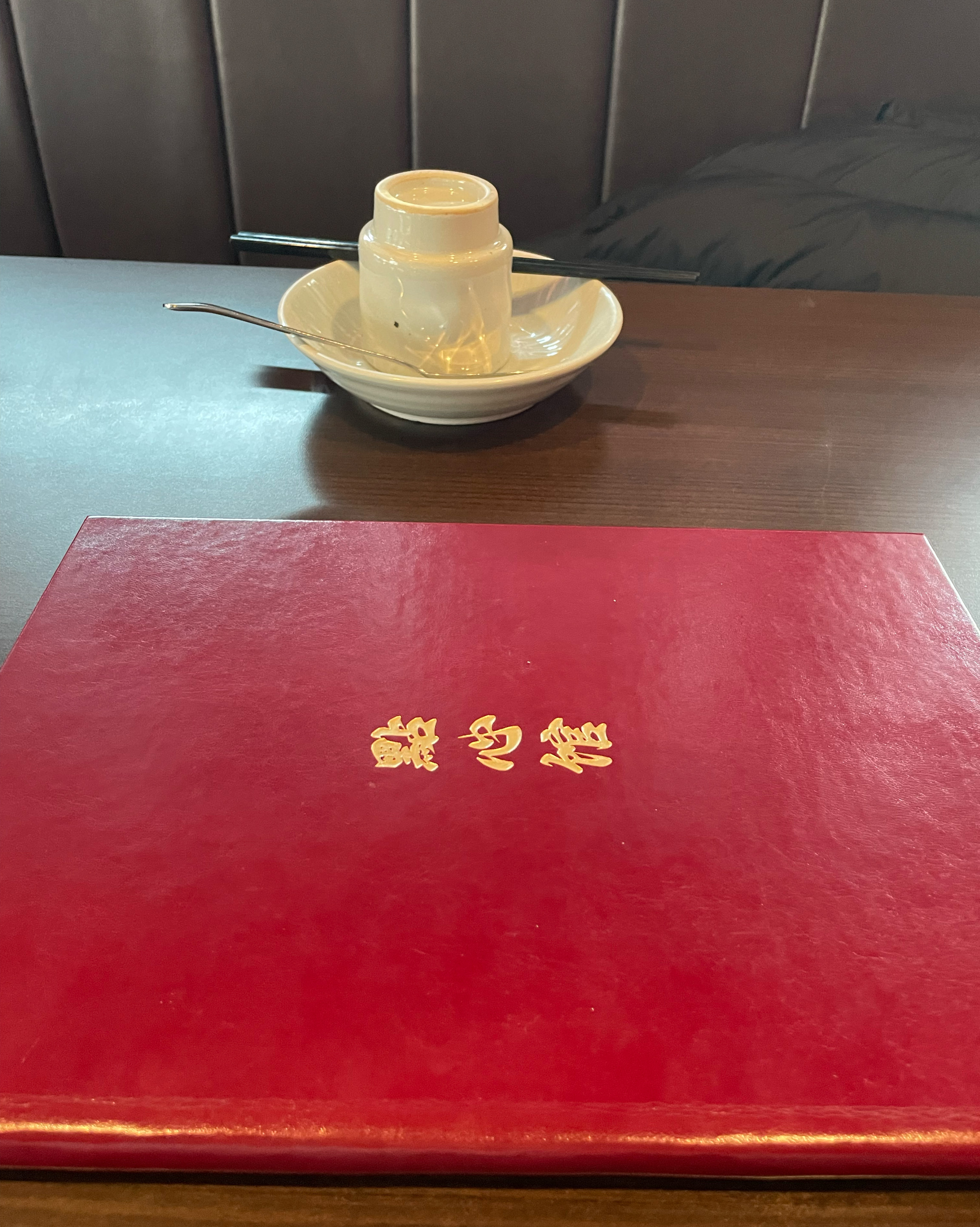 깔끔하고 조용한 분위기로 편안하게 식사하기 좋은 곳입니다. 테이블 간격이 적당해 지인과 방