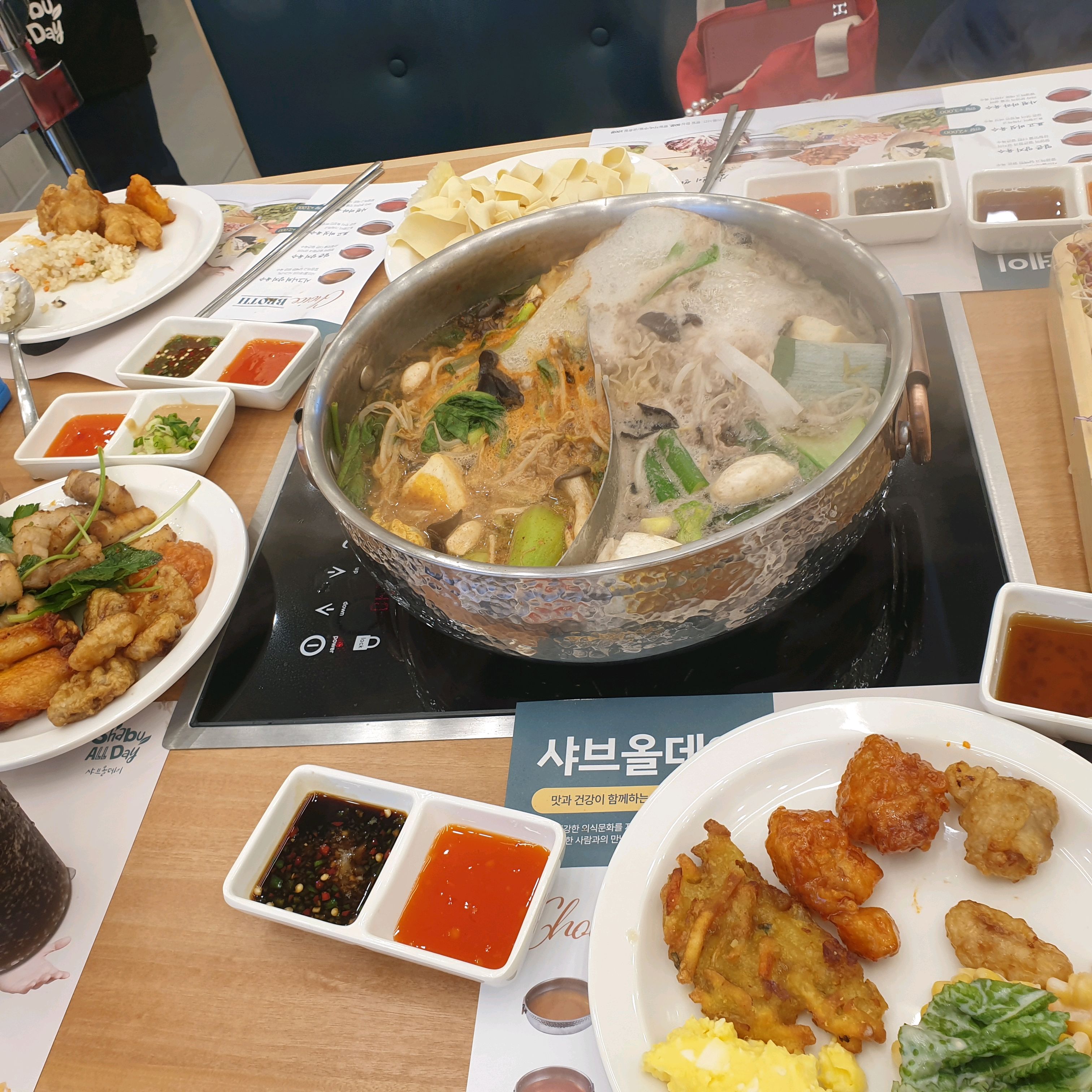 음식은 샤브샤브고기가 냉동이아니었어서 좋았어요. - 부천 내동 맛집 샤브올데이 부천내동점