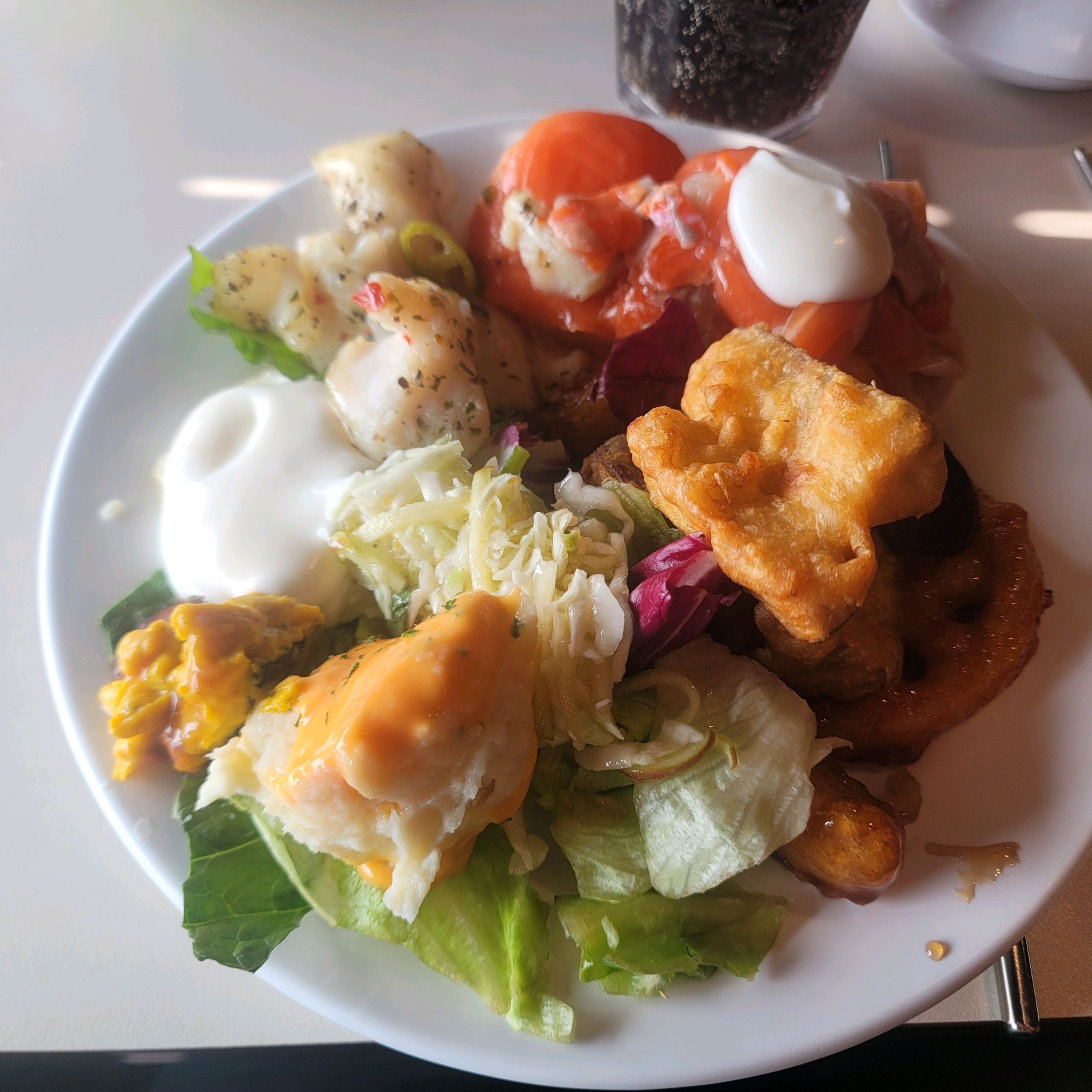 연어는 항상 맛있고 딸기시즌 디저트가 색달라서 좋았어요 - 대구역 맛집 애슐리퀸즈 대구이월드점
