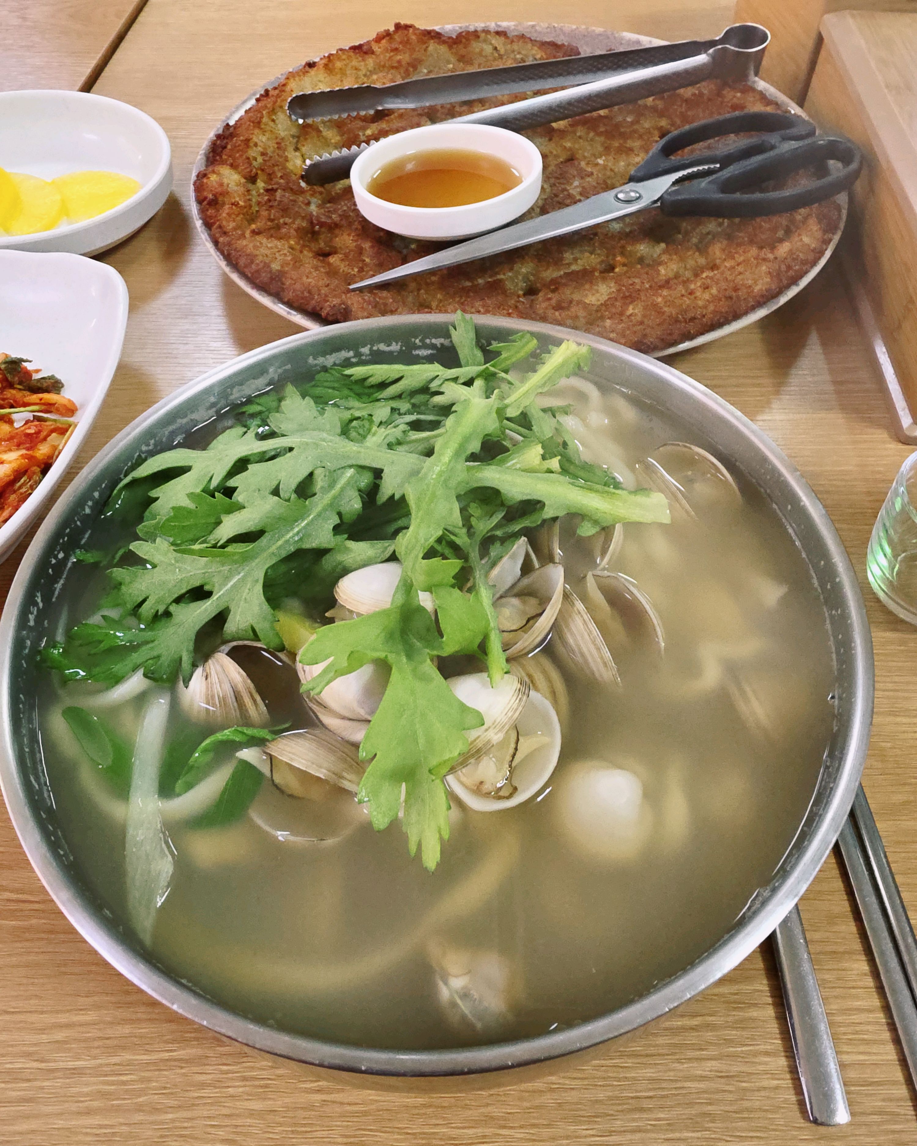 칼국수와 감자전의 조합이 괜찮다는 맛집을 갑작스럽게 우연히 알게되어 한번 방문해봤어요. 물