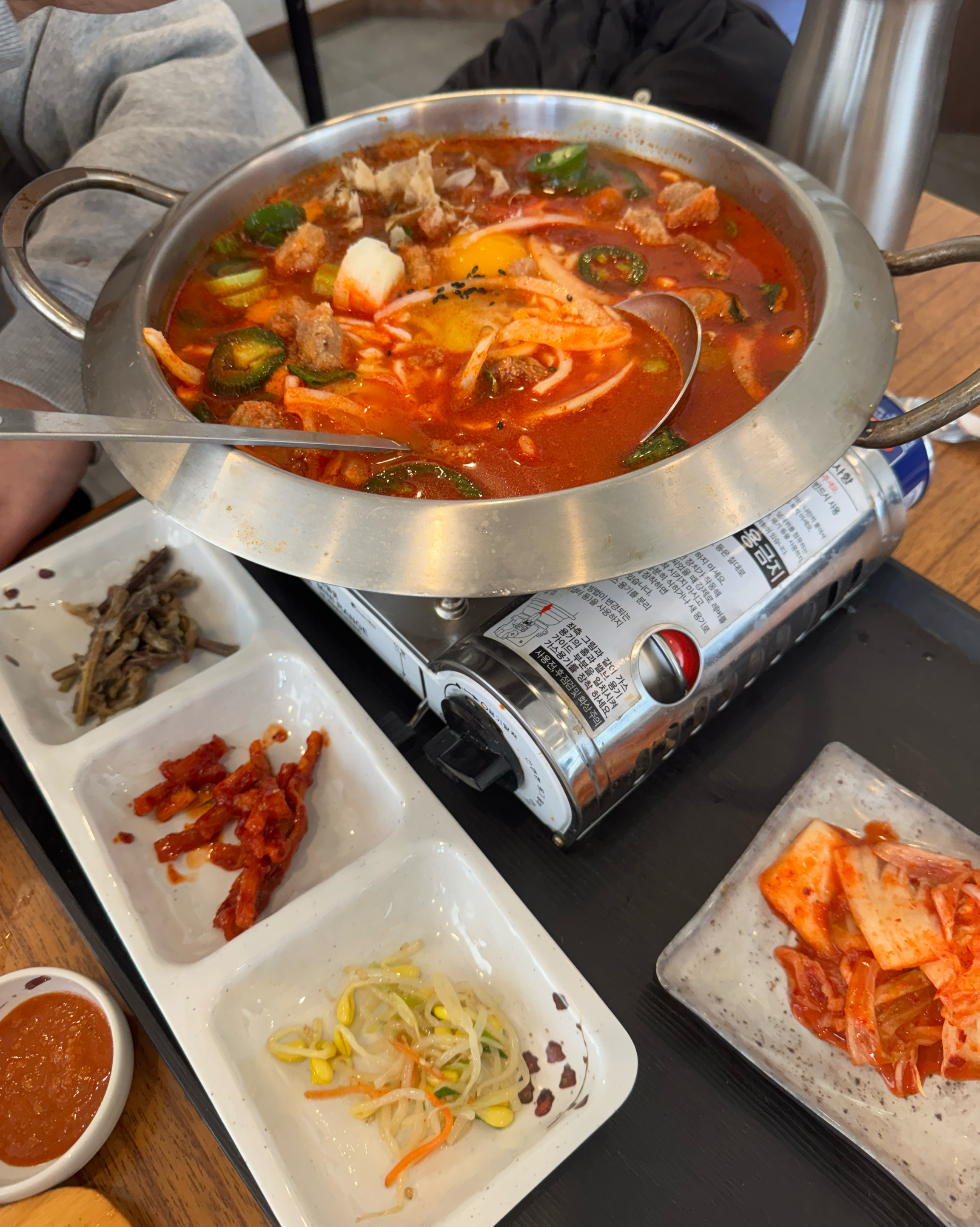 1. 주문 후 35분 뒤에 메뉴가 나옵니다. (빈테이블 많은 1시 10분 이후에 방문) :